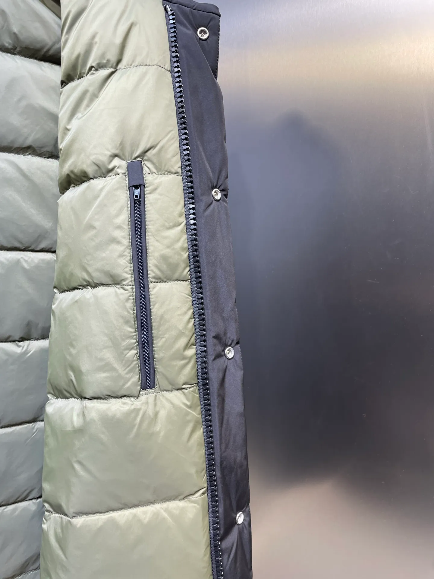 P1000 Moncler🌟Down Jacket The latest fashion designer down jacket for autumn and winter 2025. Every detail shows high-end craftsmanship. The design changes of structural tailoring show the diverse image changes of men. It is slim and neat, and tailored to meet the current popular multi-layered wear. Versatile style for life. G8644 Code number: 12345
