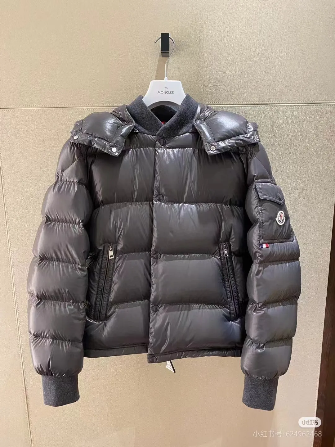 P920 [Top version] MONCLER/Mongolian, 2024ss latest classic autumn and winter down jacket #The highest version on the market 1:1 replica developed from the original board Fabric: Made of heavy industry top 90 white duck down, full and fluffy The hardware accessories are all imported original customization. Full of thickness The texture is different from market products Can be compared at the counter Highly restored Same style for men and women Counter synchronization Code number: 1 2 3 4 5
