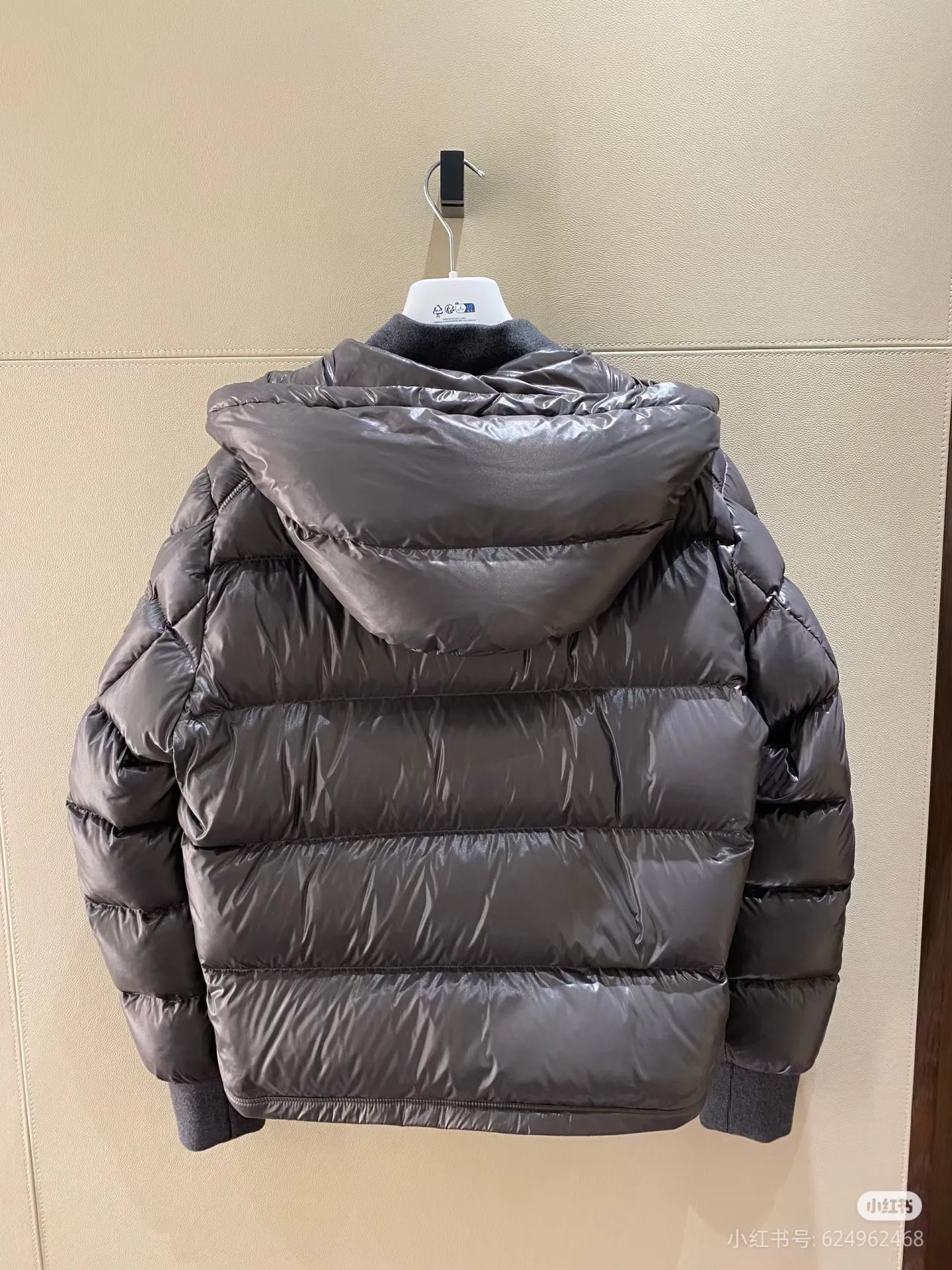 P920 [Top version] MONCLER/Mongolian, 2024ss latest classic autumn and winter down jacket #The highest version on the market 1:1 replica developed from the original board Fabric: Made of heavy industry top 90 white duck down, full and fluffy The hardware accessories are all imported original customization. Full of thickness The texture is different from market products Can be compared at the counter Highly restored Same style for men and women Counter synchronization Code number: 1 2 3 4 5