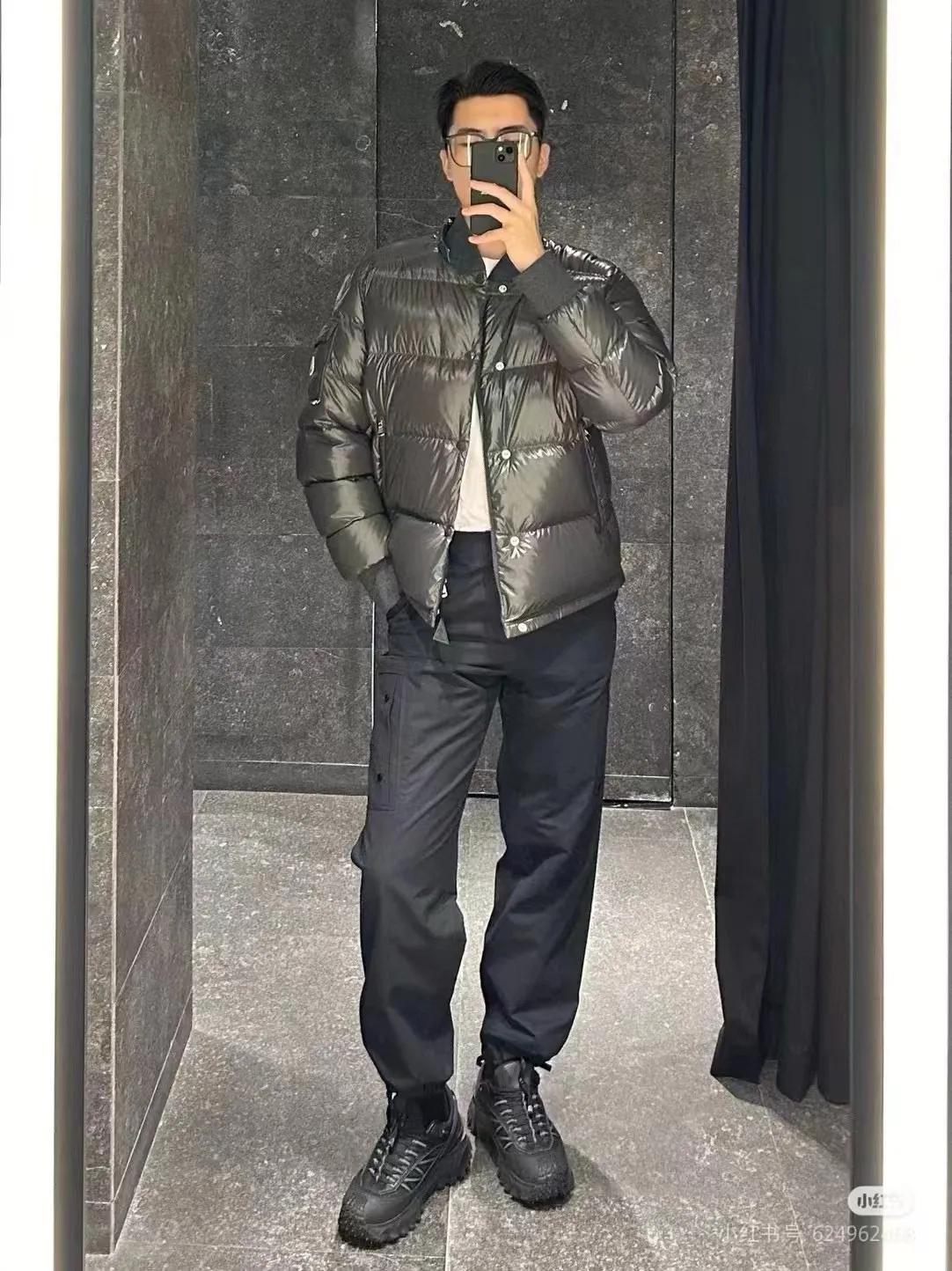 P920 [Top version] MONCLER/Mongolian, 2024ss latest classic autumn and winter down jacket #The highest version on the market 1:1 replica developed from the original board Fabric: Made of heavy industry top 90 white duck down, full and fluffy The hardware accessories are all imported original customization. Full of thickness The texture is different from market products Can be compared at the counter Highly restored Same style for men and women Counter synchronization Code number: 1 2 3 4 5
