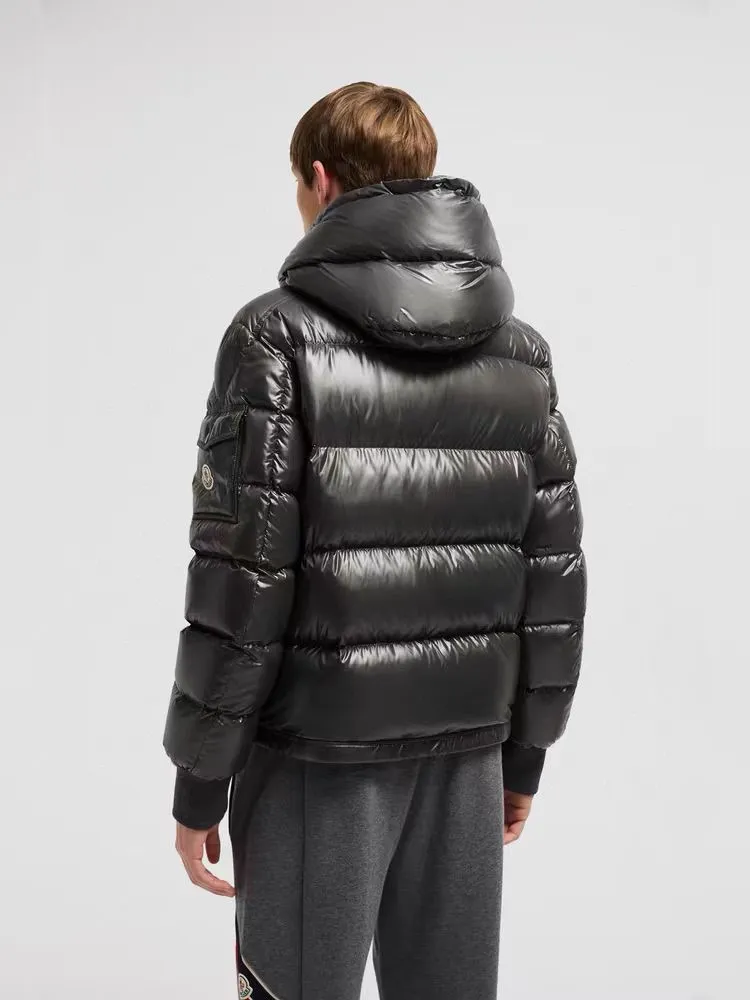 P920 [Top version] MONCLER/Mongolian, 2024ss latest classic autumn and winter down jacket #The highest version on the market 1:1 replica developed from the original board Fabric: Made of heavy industry top 90 white duck down, full and fluffy The hardware accessories are all imported original customization. Full of thickness The texture is different from market products Can be compared at the counter Highly restored Same style for men and women Counter synchronization Code number: 1 2 3 4 5