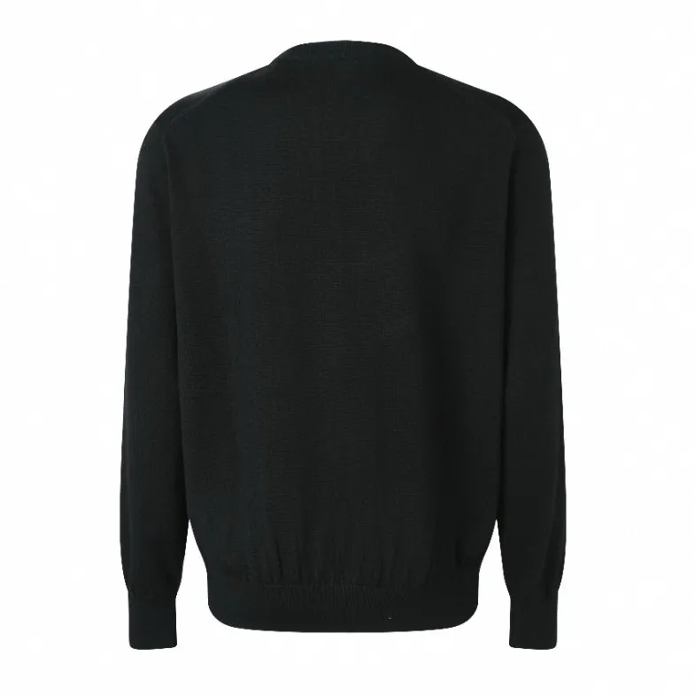 P420 Exclusive supply] Moncler letter logo round neck sweater (black) The fabric is made of wool blended fabric, mainly 95% wool, combined with 4% nylon and 1% spandex. The main body of wool ensures the warmth and comfort of the clothing. The addition of a small amount of nylon and spandex significantly improves the elasticity and wear resistance. The ribbed decorative parts are made of 100% wool, which further enhances the overall texture. Through the high needle count and fine gauge loom, combined with the orderly direction of the internal yarn, the floating yarn is cleverly woven and stored, with almost no unnecessary thread mess. The color switching of each group of letters is synchronized with the knitting needle in milliseconds, forming a delicate jacquard letter LOGO decoration on the chest. Size:S/M/L/XL