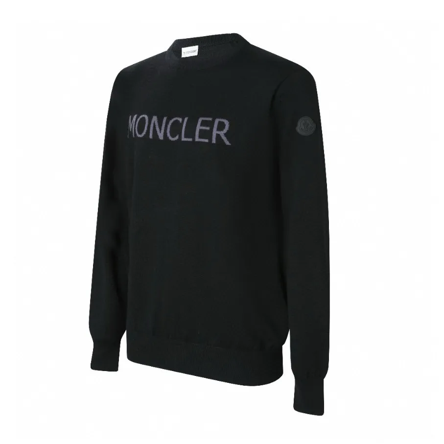 P420 Exclusive supply] Moncler letter logo round neck sweater (black) The fabric is made of wool blended fabric, mainly 95% wool, combined with 4% nylon and 1% spandex. The main body of wool ensures the warmth and comfort of the clothing. The addition of a small amount of nylon and spandex significantly improves the elasticity and wear resistance. The ribbed decorative parts are made of 100% wool, which further enhances the overall texture. Through the high needle count and fine gauge loom, combined with the orderly direction of the internal yarn, the floating yarn is cleverly woven and stored, with almost no unnecessary thread mess. The color switching of each group of letters is synchronized with the knitting needle in milliseconds, forming a delicate jacquard letter LOGO decoration on the chest. Size:S/M/L/XL