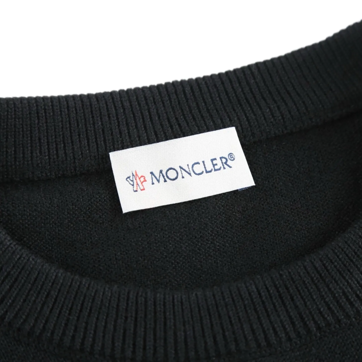 P420 Exclusive supply] Moncler letter logo round neck sweater (black) The fabric is made of wool blended fabric, mainly 95% wool, combined with 4% nylon and 1% spandex. The main body of wool ensures the warmth and comfort of the clothing. The addition of a small amount of nylon and spandex significantly improves the elasticity and wear resistance. The ribbed decorative parts are made of 100% wool, which further enhances the overall texture. Through the high needle count and fine gauge loom, combined with the orderly direction of the internal yarn, the floating yarn is cleverly woven and stored, with almost no unnecessary thread mess. The color switching of each group of letters is synchronized with the knitting needle in milliseconds, forming a delicate jacquard letter LOGO decoration on the chest. Size:S/M/L/XL