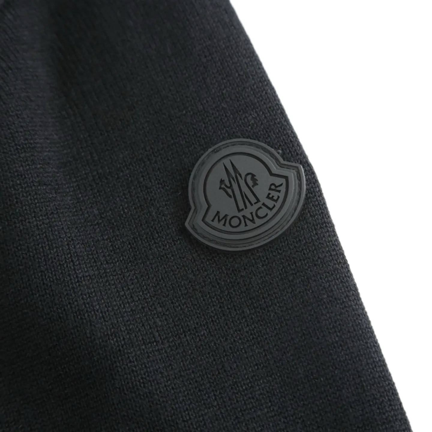 P420 Exclusive supply] Moncler letter logo round neck sweater (black) The fabric is made of wool blended fabric, mainly 95% wool, combined with 4% nylon and 1% spandex. The main body of wool ensures the warmth and comfort of the clothing. The addition of a small amount of nylon and spandex significantly improves the elasticity and wear resistance. The ribbed decorative parts are made of 100% wool, which further enhances the overall texture. Through the high needle count and fine gauge loom, combined with the orderly direction of the internal yarn, the floating yarn is cleverly woven and stored, with almost no unnecessary thread mess. The color switching of each group of letters is synchronized with the knitting needle in milliseconds, forming a delicate jacquard letter LOGO decoration on the chest. Size:S/M/L/XL
