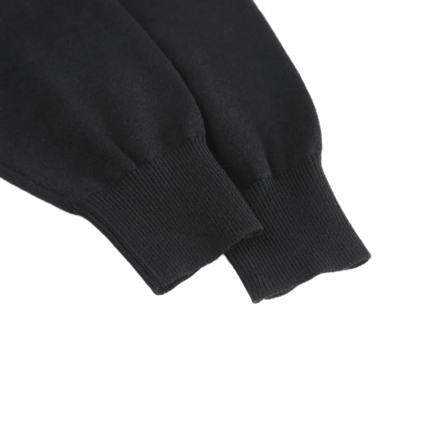 P420 Exclusive supply] Moncler letter logo round neck sweater (black) The fabric is made of wool blended fabric, mainly 95% wool, combined with 4% nylon and 1% spandex. The main body of wool ensures the warmth and comfort of the clothing. The addition of a small amount of nylon and spandex significantly improves the elasticity and wear resistance. The ribbed decorative parts are made of 100% wool, which further enhances the overall texture. Through the high needle count and fine gauge loom, combined with the orderly direction of the internal yarn, the floating yarn is cleverly woven and stored, with almost no unnecessary thread mess. The color switching of each group of letters is synchronized with the knitting needle in milliseconds, forming a delicate jacquard letter LOGO decoration on the chest. Size:S/M/L/XL