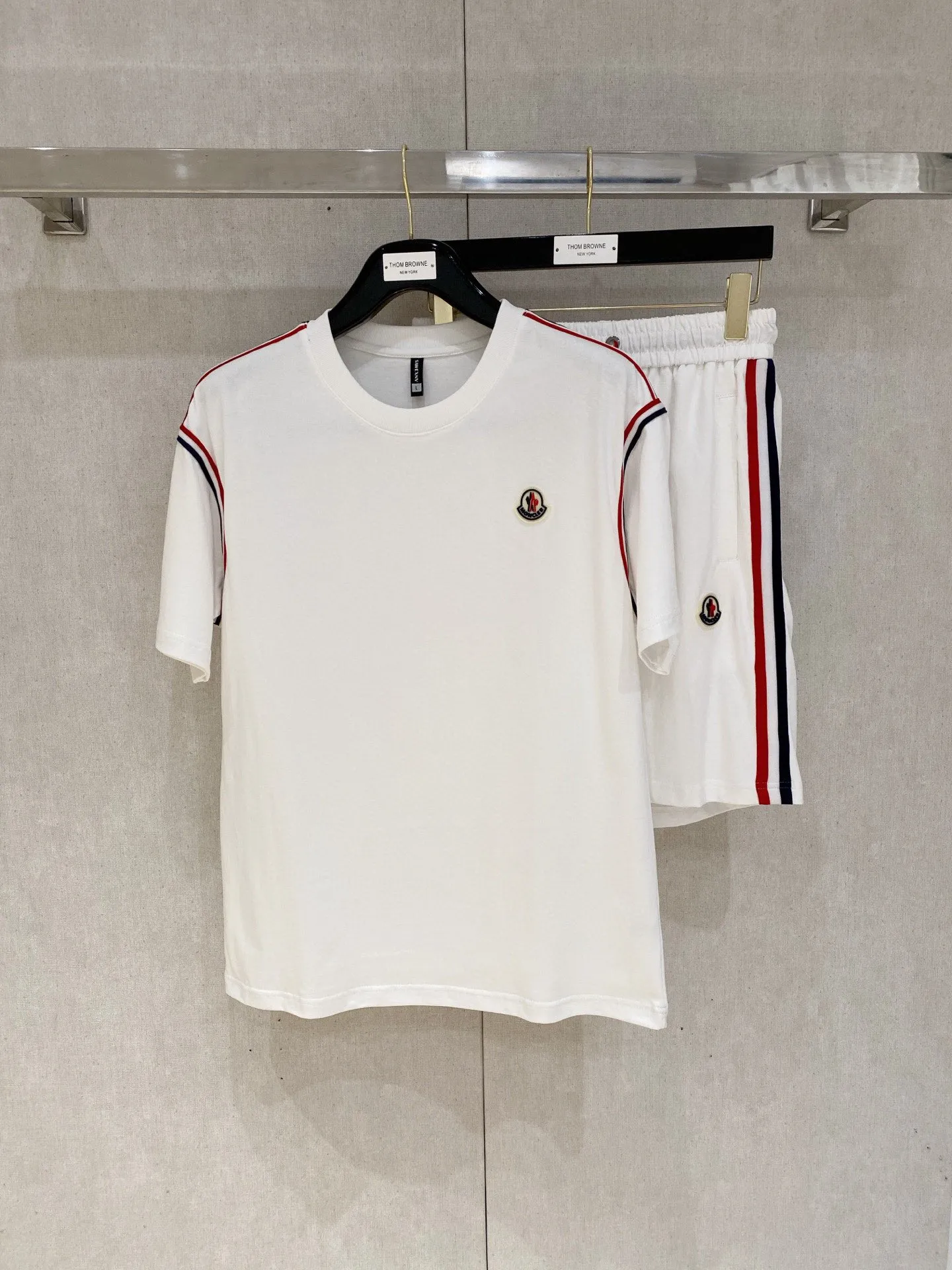 P560 Brand [MONCLER Mouth Covered] 2025 round neck short-sleeved shorts suit. The pure cotton fabric upper body will not be stuffy, the smooth and comfortable skin-friendly effect is more breathable, the fabric has its own texture, classic logo technology, a new interpretation from a unique angle, the first choice for fashion and versatility! Size: M-3XL (maximum wear: 190 pounds)