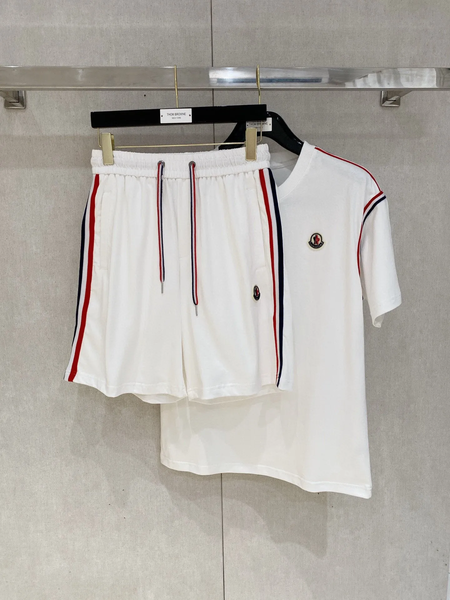 P560 Brand [MONCLER Mouth Covered] 2025 round neck short-sleeved shorts suit. The pure cotton fabric upper body will not be stuffy, the smooth and comfortable skin-friendly effect is more breathable, the fabric has its own texture, classic logo technology, a new interpretation from a unique angle, the first choice for fashion and versatility! Size: M-3XL (maximum wear: 190 pounds)