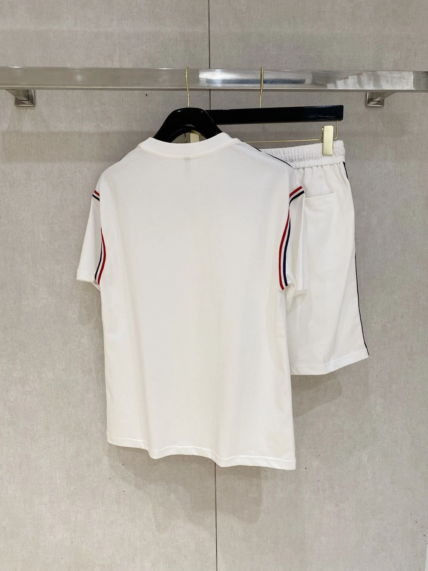 P560 Brand [MONCLER Mouth Covered] 2025 round neck short-sleeved shorts suit. The pure cotton fabric upper body will not be stuffy, the smooth and comfortable skin-friendly effect is more breathable, the fabric has its own texture, classic logo technology, a new interpretation from a unique angle, the first choice for fashion and versatility! Size: M-3XL (maximum wear: 190 pounds)