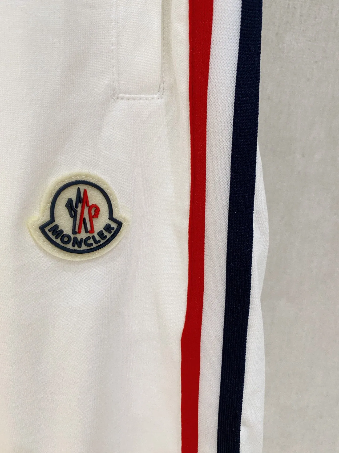 P560 Brand [MONCLER Mouth Covered] 2025 round neck short-sleeved shorts suit. The pure cotton fabric upper body will not be stuffy, the smooth and comfortable skin-friendly effect is more breathable, the fabric has its own texture, classic logo technology, a new interpretation from a unique angle, the first choice for fashion and versatility! Size: M-3XL (maximum wear: 190 pounds)