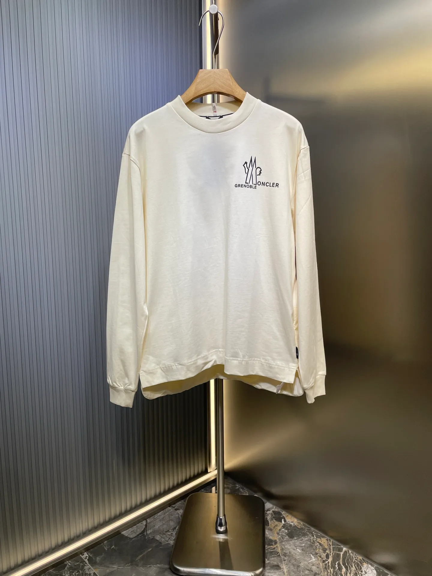 P350 MONCLER round neck logo long-sleeved cotton T-shirt purchased and developed for 4400, 230g double-strand combed cotton, 1*1 rib, high temperature heat transfer, fabric splicing, fabric enzyme washing, customized 1:1 webbing, customized 1:1 trademark, loose fit size: S M L XL
