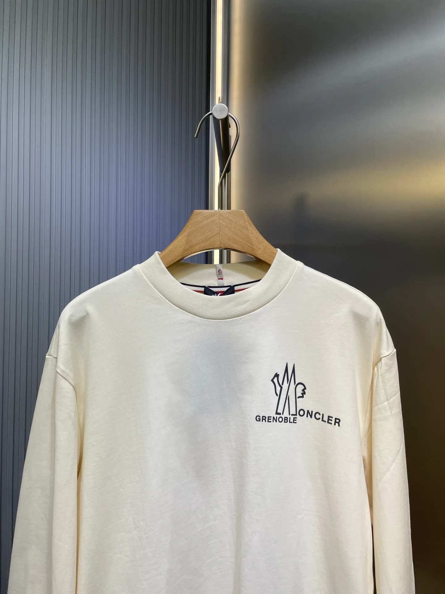 P350 MONCLER round neck logo long-sleeved cotton T-shirt purchased and developed for 4400, 230g double-strand combed cotton, 1*1 rib, high temperature heat transfer, fabric splicing, fabric enzyme washing, customized 1:1 webbing, customized 1:1 trademark, loose fit size: S M L XL