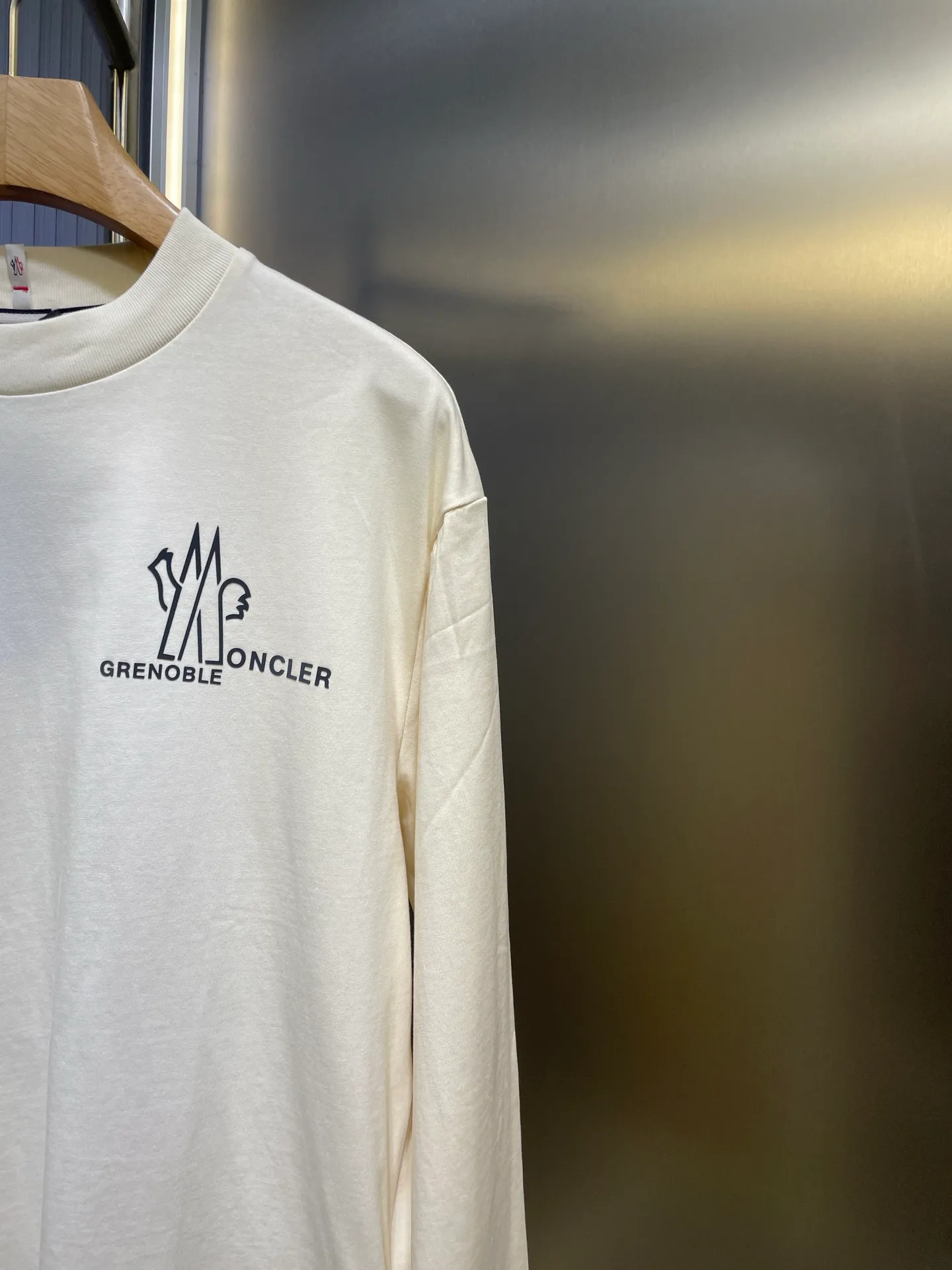 P350 MONCLER round neck logo long-sleeved cotton T-shirt purchased and developed for 4400, 230g double-strand combed cotton, 1*1 rib, high temperature heat transfer, fabric splicing, fabric enzyme washing, customized 1:1 webbing, customized 1:1 trademark, loose fit size: S M L XL