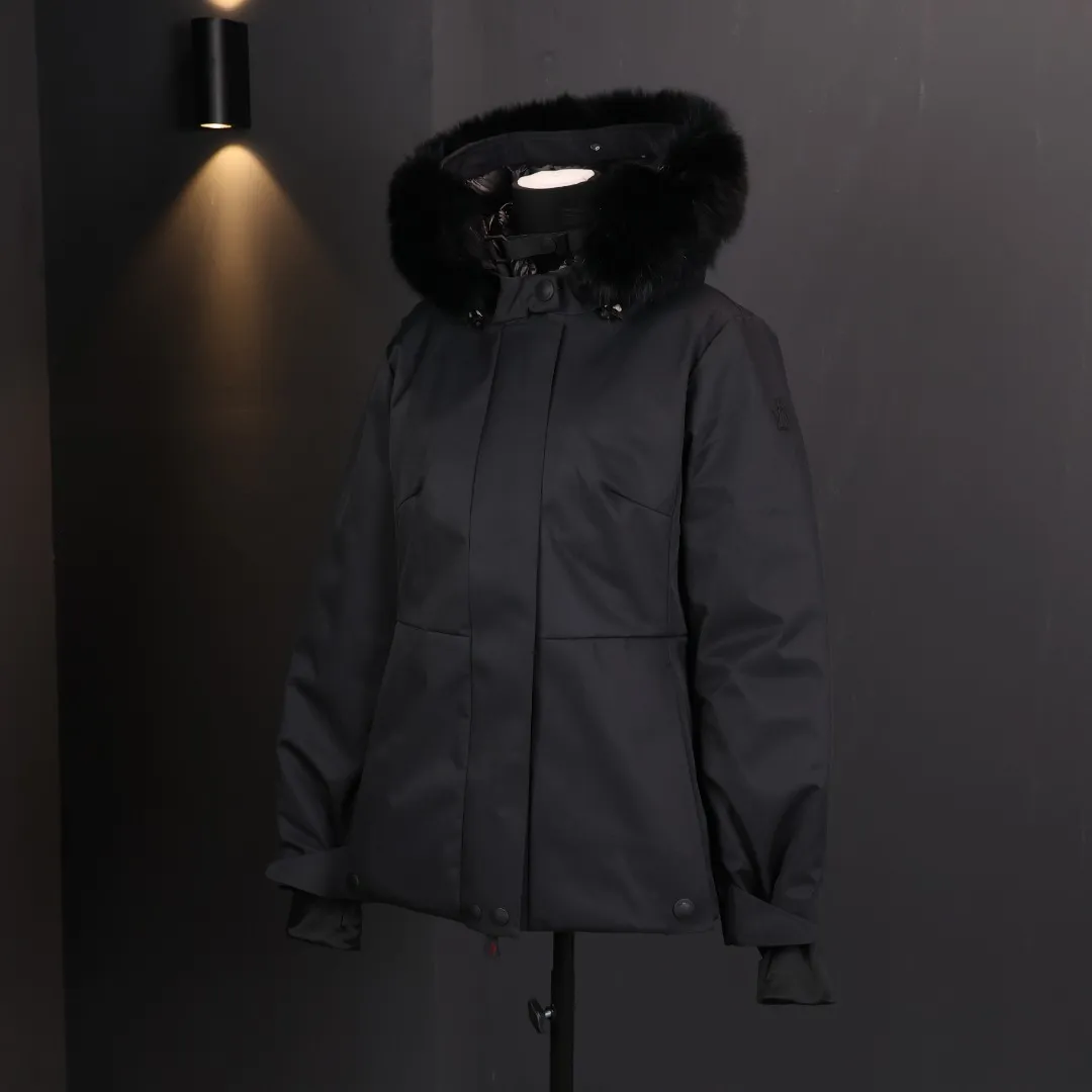 Moncl The ski series is a professional series born for the outdoors. It is a set of down models that take into account practicality, functionality and fashion. It is an upgrade based on the basics. It can be said that it has both appearance and connotation. As a national treasure brand, Meng Down has been a popular style for many years. In addition to its style and design, it is in line with the Asian body shape and has been unanimously recognized by Orientals! In terms of its outdoor function, texture and practical price-performance ratio, it has been certified by domestic and foreign users as the best. As a "feather emperor" down jacket, this feminine autumn and winter lady series model is not to be missed. The hair volume should be visible intuitively. These are hard goods of high quality. If you put them anywhere, they are more than our price. The price has doubled, and it has a better high-end customer group. It is recommended!  The hair needle has a fine tip, and the fluffiness is deep and hard to see. Touch it: touch it gently with your hand. It will feel thick and soft, and the hair is thick and plump. If you put your hand on it, it is warm, which means it is real fur. If it feels rough, it means it is artificial fiber. Look with your own eyes. The fur has a natural color and shine, which makes it look very comfortable and makes you feel like you want to own it. However, the color of artificial hair is relatively dull and not easy to catch the eye. ;The most important and obvious point is that real hair does not have a pungent smell and does not have the plastic smell of artificial hair!  Original trade order! Outdoor down jacket, popular classic version at the counter, slightly wide cut, very suitable for the body, and refuse to be bloated! The fabric feels very textured, thick and easy to care for, and the inside is also very delicate! There is absolutely no ambiguity when it comes to fabrics! The shell fabric is made of custom-woven HIGH Performance functional fiber, which is windproof, waterproof, insulating, breathable, and lightweight. All five skills are online. The inner filling is 90% Japanese standard white goose down. The outer shell fabric is pressed. The down is warm enough but not too fluffy, making the upper body incomparably slimmer. The clothes are thickened and very warm. As a snow suit, they are windproof, waterproof and warm! Wear this down jacket with a thin sweater underneath to survive the winter!  Composite waterproof and windproof ski suits. Throughout the autumn and winter, there have been many series of muffler ski suits, which are both warm and beautiful. We have produced many models of this series, and the quality is no longer needed. The export order only has one batch of goods, and it is out of print‼ ️‼ ️ Yuhuang's top luxury product series, the most exclusive and peerless quality first launched on the entire network, Mon* top series ski wear, this layer is made of composite waterproof and windproof outdoor sports fabrics, the wool volume and fluffiness are unusual for domestically produced wool, there are few in China with such wool volume and texture, the specific product situation is not ambiguous at all, genuine goods at a reasonable price Code A-Ck170