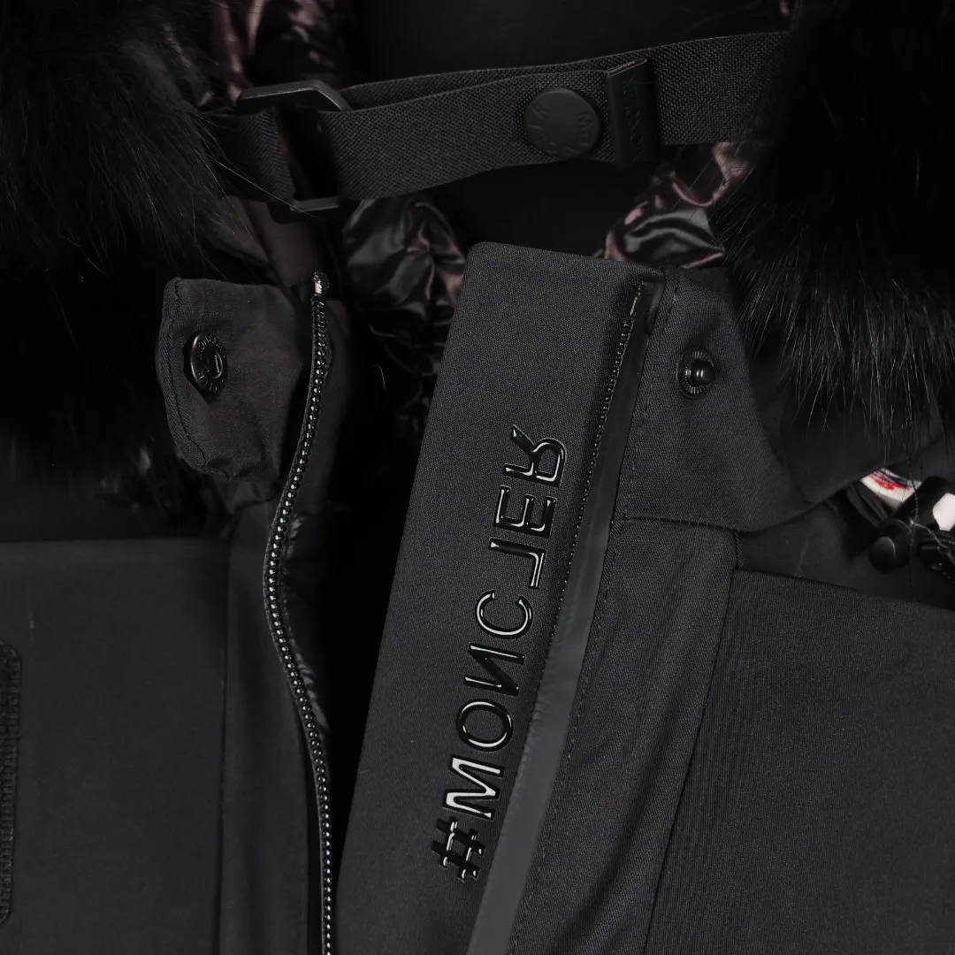 Moncl The ski series is a professional series born for the outdoors. It is a set of down models that take into account practicality, functionality and fashion. It is an upgrade based on the basics. It can be said that it has both appearance and connotation. As a national treasure brand, Meng Down has been a popular style for many years. In addition to its style and design, it is in line with the Asian body shape and has been unanimously recognized by Orientals! In terms of its outdoor function, texture and practical price-performance ratio, it has been certified by domestic and foreign users as the best. As a "feather emperor" down jacket, this feminine autumn and winter lady series model is not to be missed. The hair volume should be visible intuitively. These are hard goods of high quality. If you put them anywhere, they are more than our price. The price has doubled, and it has a better high-end customer group. It is recommended!  The hair needle has a fine tip, and the fluffiness is deep and hard to see. Touch it: touch it gently with your hand. It will feel thick and soft, and the hair is thick and plump. If you put your hand on it, it is warm, which means it is real fur. If it feels rough, it means it is artificial fiber. Look with your own eyes. The fur has a natural color and shine, which makes it look very comfortable and makes you feel like you want to own it. However, the color of artificial hair is relatively dull and not easy to catch the eye. ;The most important and obvious point is that real hair does not have a pungent smell and does not have the plastic smell of artificial hair!  Original trade order! Outdoor down jacket, popular classic version at the counter, slightly wide cut, very suitable for the body, and refuse to be bloated! The fabric feels very textured, thick and easy to care for, and the inside is also very delicate! There is absolutely no ambiguity when it comes to fabrics! The shell fabric is made of custom-woven HIGH Performance functional fiber, which is windproof, waterproof, insulating, breathable, and lightweight. All five skills are online. The inner filling is 90% Japanese standard white goose down. The outer shell fabric is pressed. The down is warm enough but not too fluffy, making the upper body incomparably slimmer. The clothes are thickened and very warm. As a snow suit, they are windproof, waterproof and warm! Wear this down jacket with a thin sweater underneath to survive the winter!  Composite waterproof and windproof ski suits. Throughout the autumn and winter, there have been many series of muffler ski suits, which are both warm and beautiful. We have produced many models of this series, and the quality is no longer needed. The export order only has one batch of goods, and it is out of print‼ ️‼ ️ Yuhuang's top luxury product series, the most exclusive and peerless quality first launched on the entire network, Mon* top series ski wear, this layer is made of composite waterproof and windproof outdoor sports fabrics, the wool volume and fluffiness are unusual for domestically produced wool, there are few in China with such wool volume and texture, the specific product situation is not ambiguous at all, genuine goods at a reasonable price Code A-Ck170