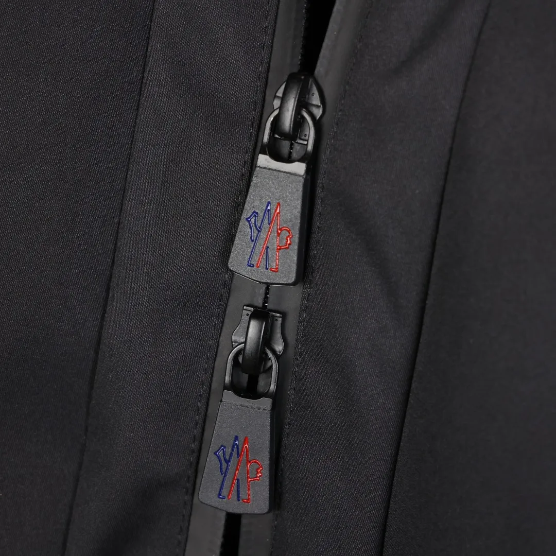 Moncl The ski series is a professional series born for the outdoors. It is a set of down models that take into account practicality, functionality and fashion. It is an upgrade based on the basics. It can be said that it has both appearance and connotation. As a national treasure brand, Meng Down has been a popular style for many years. In addition to its style and design, it is in line with the Asian body shape and has been unanimously recognized by Orientals! In terms of its outdoor function, texture and practical price-performance ratio, it has been certified by domestic and foreign users as the best. As a "feather emperor" down jacket, this feminine autumn and winter lady series model is not to be missed. The hair volume should be visible intuitively. These are hard goods of high quality. If you put them anywhere, they are more than our price. The price has doubled, and it has a better high-end customer group. It is recommended!  The hair needle has a fine tip, and the fluffiness is deep and hard to see. Touch it: touch it gently with your hand. It will feel thick and soft, and the hair is thick and plump. If you put your hand on it, it is warm, which means it is real fur. If it feels rough, it means it is artificial fiber. Look with your own eyes. The fur has a natural color and shine, which makes it look very comfortable and makes you feel like you want to own it. However, the color of artificial hair is relatively dull and not easy to catch the eye. ;The most important and obvious point is that real hair does not have a pungent smell and does not have the plastic smell of artificial hair!  Original trade order! Outdoor down jacket, popular classic version at the counter, slightly wide cut, very suitable for the body, and refuse to be bloated! The fabric feels very textured, thick and easy to care for, and the inside is also very delicate! There is absolutely no ambiguity when it comes to fabrics! The shell fabric is made of custom-woven HIGH Performance functional fiber, which is windproof, waterproof, insulating, breathable, and lightweight. All five skills are online. The inner filling is 90% Japanese standard white goose down. The outer shell fabric is pressed. The down is warm enough but not too fluffy, making the upper body incomparably slimmer. The clothes are thickened and very warm. As a snow suit, they are windproof, waterproof and warm! Wear this down jacket with a thin sweater underneath to survive the winter!  Composite waterproof and windproof ski suits. Throughout the autumn and winter, there have been many series of muffler ski suits, which are both warm and beautiful. We have produced many models of this series, and the quality is no longer needed. The export order only has one batch of goods, and it is out of print‼ ️‼ ️ Yuhuang's top luxury product series, the most exclusive and peerless quality first launched on the entire network, Mon* top series ski wear, this layer is made of composite waterproof and windproof outdoor sports fabrics, the wool volume and fluffiness are unusual for domestically produced wool, there are few in China with such wool volume and texture, the specific product situation is not ambiguous at all, genuine goods at a reasonable price Code A-Ck170