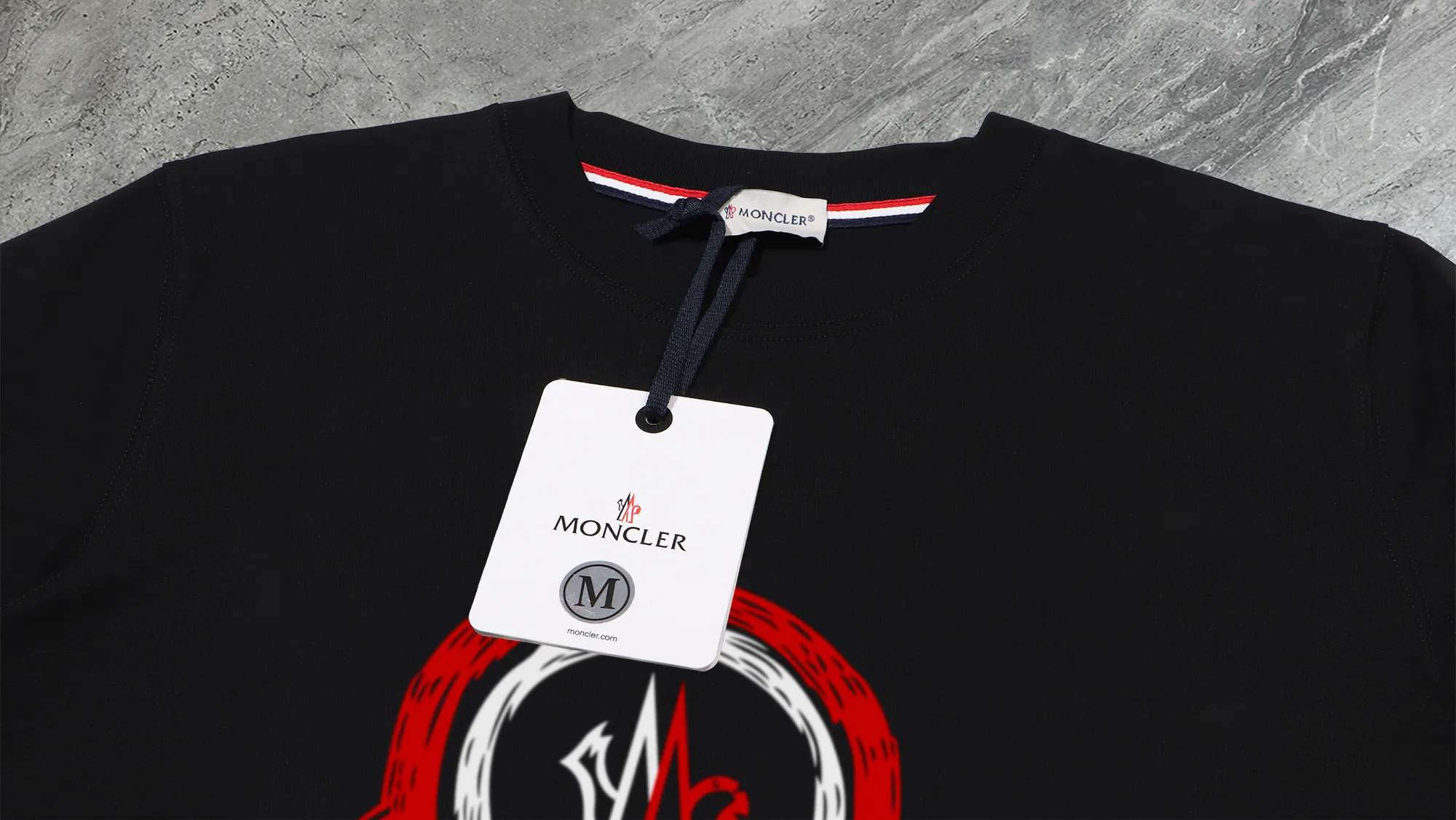 P210 High-version sweatshirt) [Long-term stock] 〖𝐌𝐎𝐍𝐂𝐋𝐄𝐑~Mask〗 Made of 440g heavy-weight fabric. It is different from the market currency. It can be matched with any variety and is properly handsome. 😎The whole dress is made of double waistcoats. The double waistcoats make the whole dress more three-dimensional. Not ordinary factories can do such fine work. 2025 Spring runway version of the T stage, on sale at the counter, round neck terry sweatshirt, high-end double-strand pure cotton, custom-made stretch ribs, dyed in the same vat, complete with three standards, matched with exquisite embroidered LOGO on the chest, simple and advanced, same style for men and women. Color: black, apricot, white, size: S M L XL 2XL