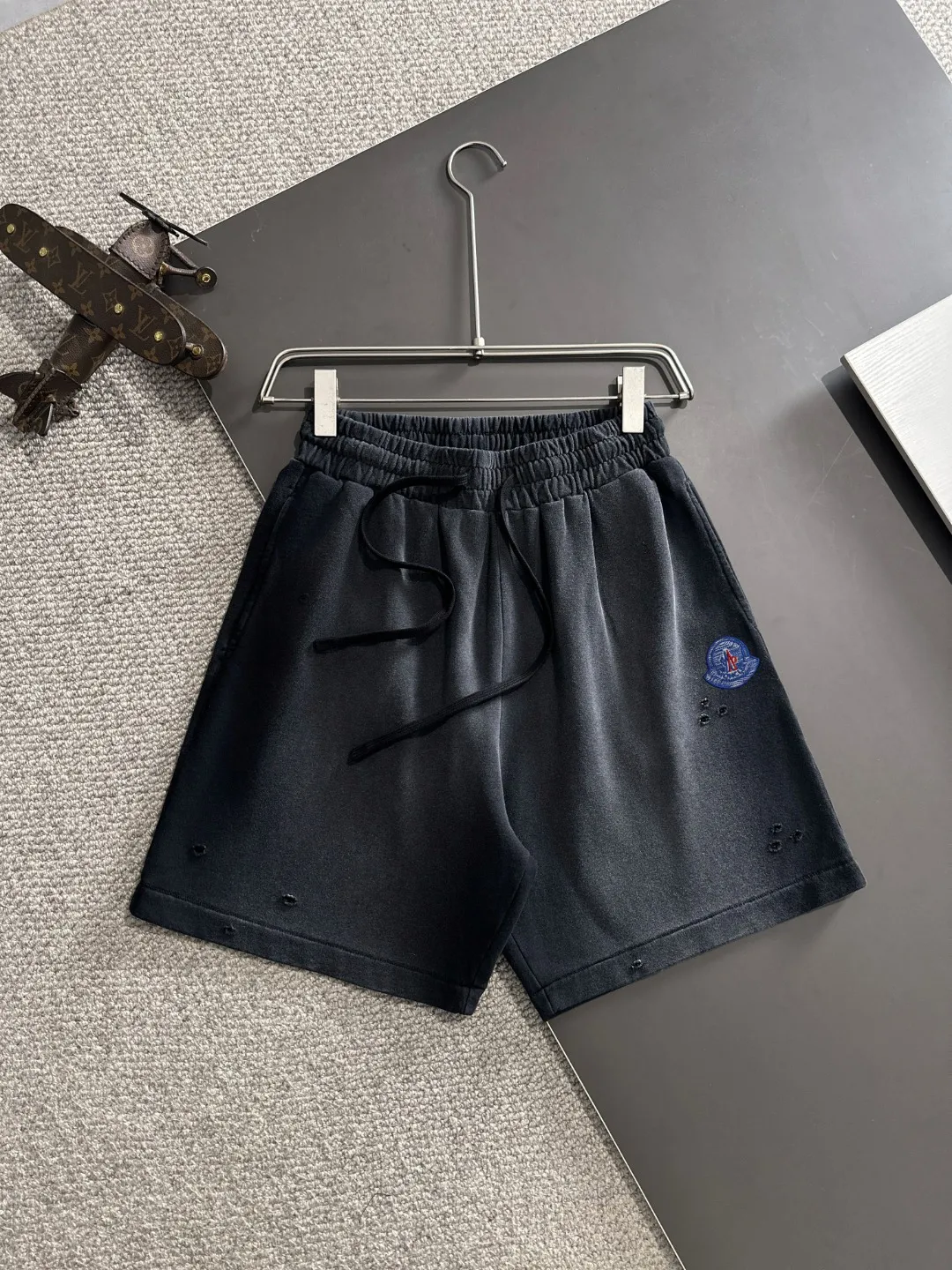 Next day shipment P300 High quality MONCLER/muzzle 2025 spring and summer new style high-definition elastic band casual solid color loose shorts, made with machines imported from Italy. The hem of the trousers is stitched with two needles. The stitching is fine and firm. The fabric is customized at the counter and has high breathability and comfort. The details are impeccable. The brand element design concept reflects high quality. It feels delicate and soft! It presents a casual cut and the upper body shape is great! Size: S-XXL