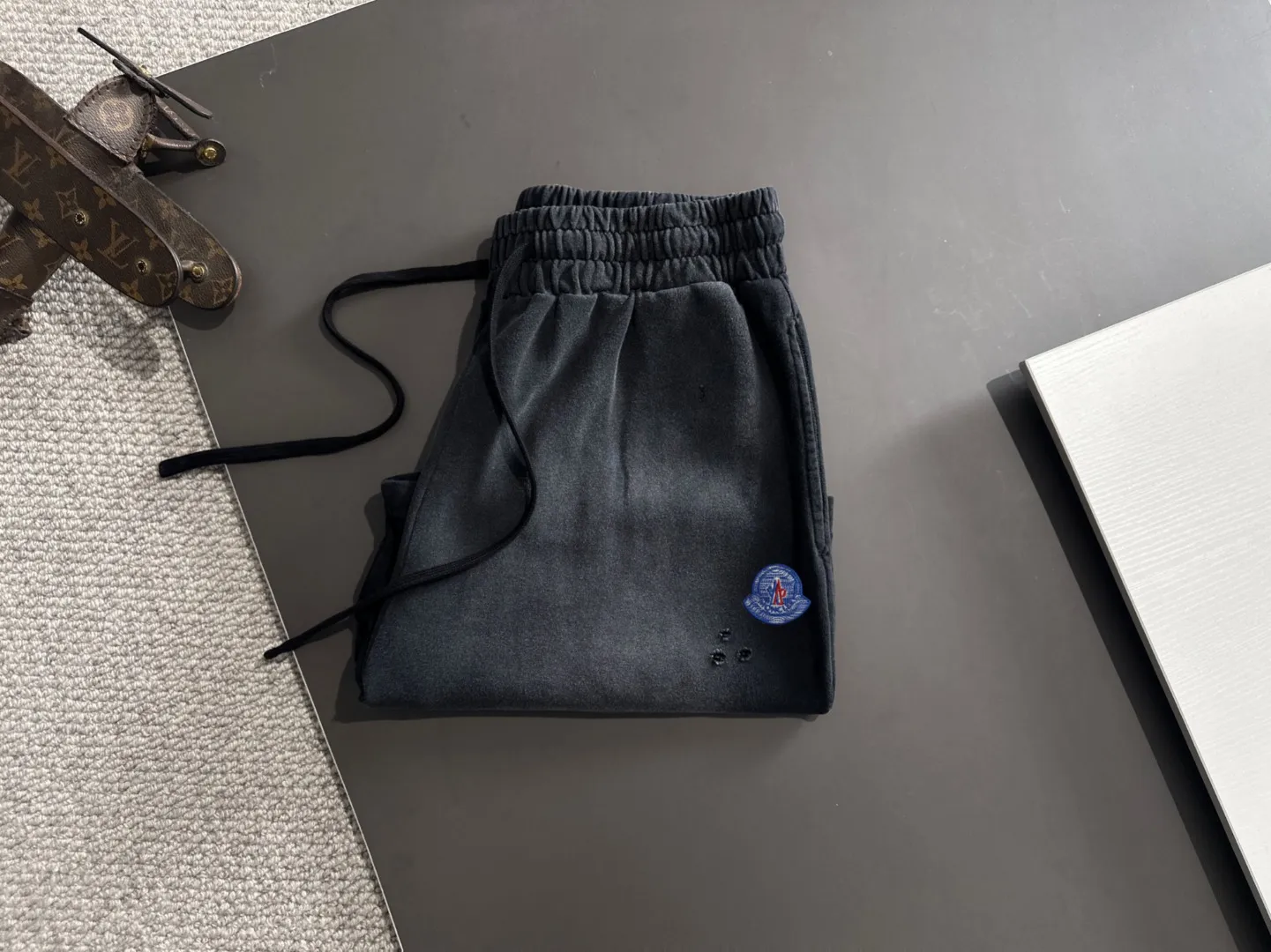 Next day shipment P300 High quality MONCLER/muzzle 2025 spring and summer new style high-definition elastic band casual solid color loose shorts, made with machines imported from Italy. The hem of the trousers is stitched with two needles. The stitching is fine and firm. The fabric is customized at the counter and has high breathability and comfort. The details are impeccable. The brand element design concept reflects high quality. It feels delicate and soft! It presents a casual cut and the upper body shape is great! Size: S-XXL