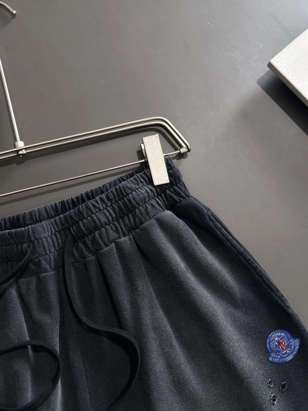 Next day shipment P300 High quality MONCLER/muzzle 2025 spring and summer new style high-definition elastic band casual solid color loose shorts, made with machines imported from Italy. The hem of the trousers is stitched with two needles. The stitching is fine and firm. The fabric is customized at the counter and has high breathability and comfort. The details are impeccable. The brand element design concept reflects high quality. It feels delicate and soft! It presents a casual cut and the upper body shape is great! Size: S-XXL