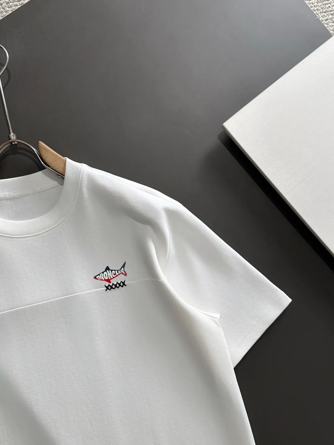 Next day delivery P300 high version MONCLER/muzzled 25ss spring and summer new high-definition T-shirt. Made with machines imported from Italy. Truly the most luxurious and high-quality. The style that you can wear with your eyes closed. Heavy combed fabrics. High-strength and heavy-weight fabrics feel substantial when weighed. The upper body is more textured than ordinary T-shirts and is not easy to deform. This texture can cope with the weather. It absorbs sweat and is breathable, suitable for both hot and cold conditions! Perfectly produced with reference to the original stitch and stitch! The loose fit design is super noble. Custom-woven signature ribbed collar, cuffs, and hem. Really rare and rare goods Size: M-XXXL