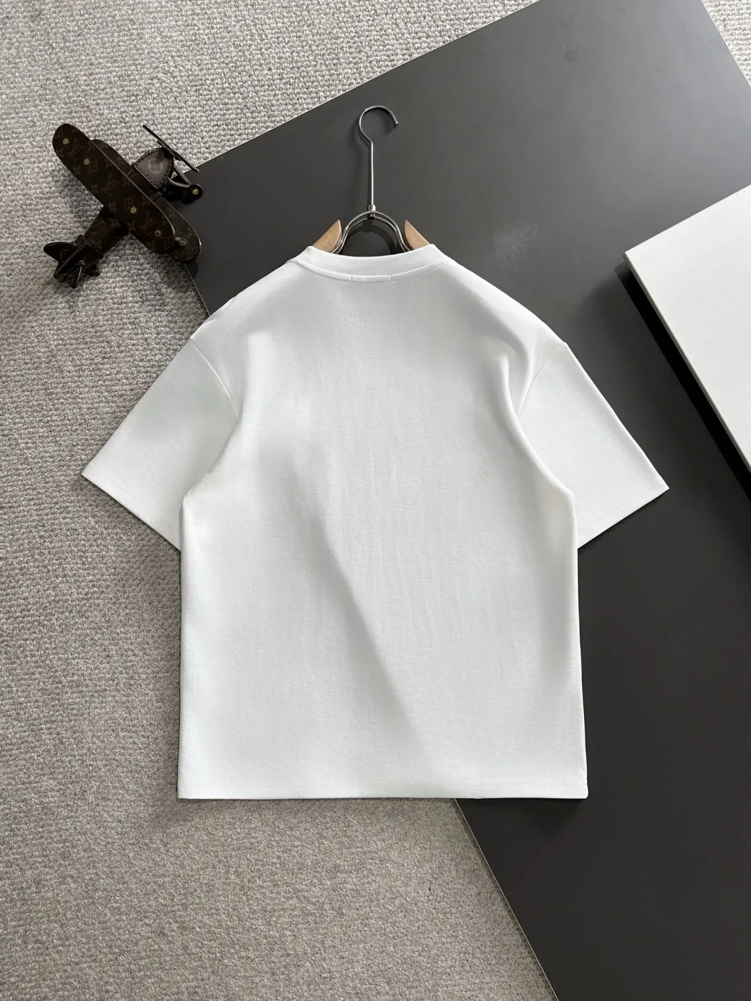 Next day delivery P300 high version MONCLER/muzzled 25ss spring and summer new high-definition T-shirt. Made with machines imported from Italy. Truly the most luxurious and high-quality. The style that you can wear with your eyes closed. Heavy combed fabrics. High-strength and heavy-weight fabrics feel substantial when weighed. The upper body is more textured than ordinary T-shirts and is not easy to deform. This texture can cope with the weather. It absorbs sweat and is breathable, suitable for both hot and cold conditions! Perfectly produced with reference to the original stitch and stitch! The loose fit design is super noble. Custom-woven signature ribbed collar, cuffs, and hem. Really rare and rare goods Size: M-XXXL