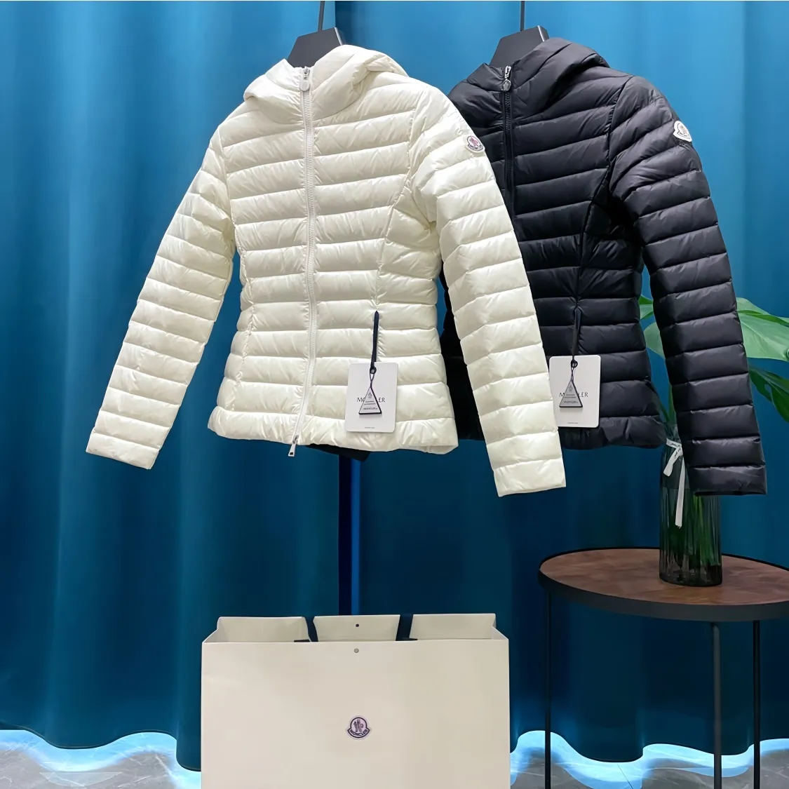 P700 Moncler➡️Lightweight hooded down jacket for women. This counter was sold out as soon as it was launched. It is not only warm, but also stylish, and the upper body effect is very good. This kind of warmth and cold protection also has the QIANG aura, it is amazing! All this will surely create a new generation of fashion!!! 90 Euro standard velvet filling! The true DING-level softness and warmth are unparalleled. The softness is the most intuitive feeling...a magical tool for keeping warm in winter! Style and temperature coexist! It’s classic and versatile, so it’s a must-have for keeping warm! Size: 1 size, 2 size, 3 size, 4 size