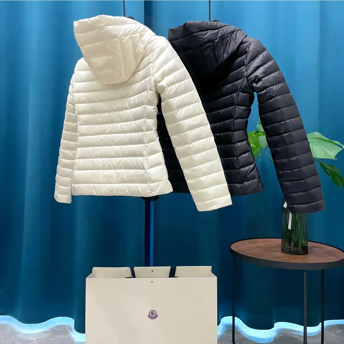 P700 Moncler➡️Lightweight hooded down jacket for women. This counter was sold out as soon as it was launched. It is not only warm, but also stylish, and the upper body effect is very good. This kind of warmth and cold protection also has the QIANG aura, it is amazing! All this will surely create a new generation of fashion!!! 90 Euro standard velvet filling! The true DING-level softness and warmth are unparalleled. The softness is the most intuitive feeling...a magical tool for keeping warm in winter! Style and temperature coexist! It’s classic and versatile, so it’s a must-have for keeping warm! Size: 1 size, 2 size, 3 size, 4 size