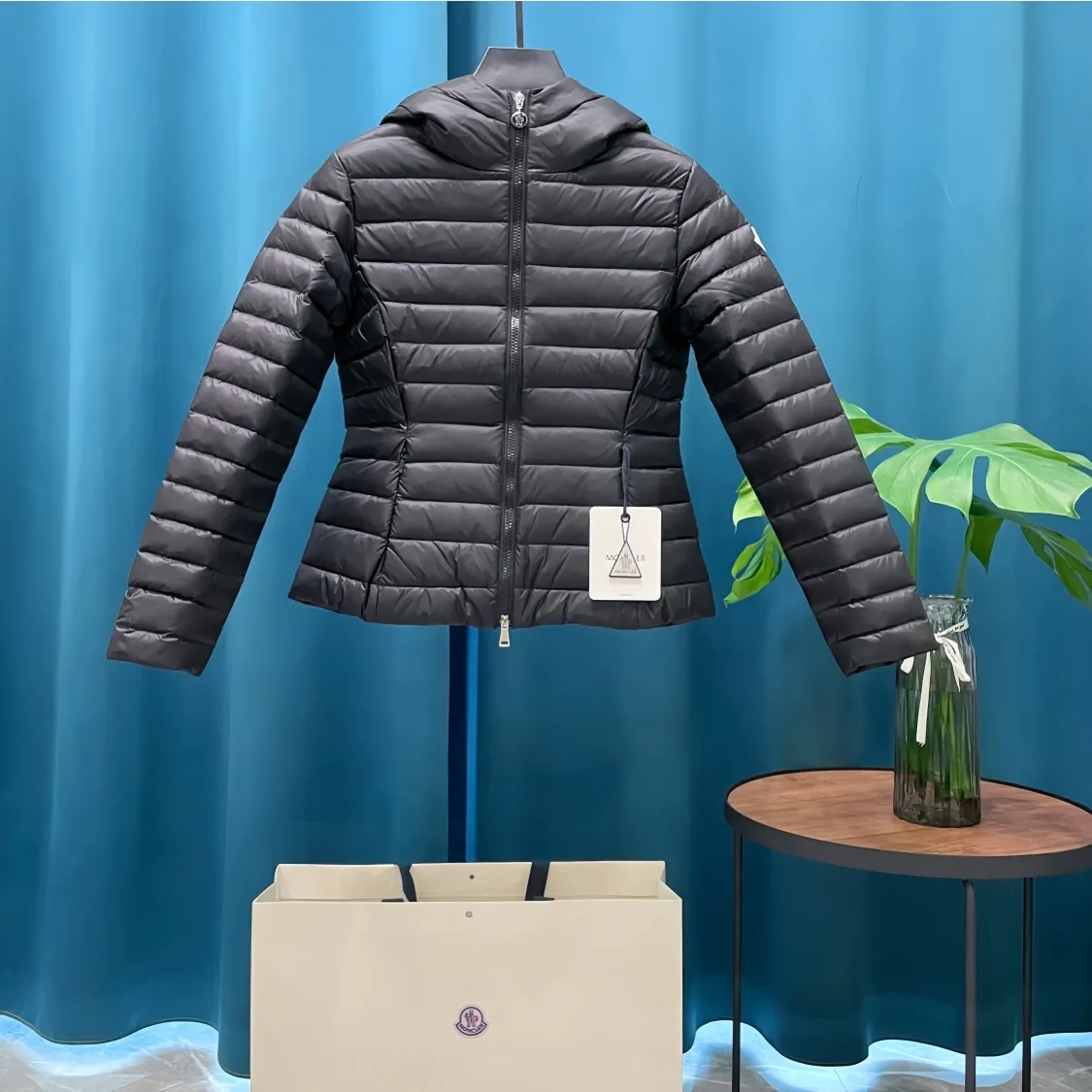 P700 Moncler➡️Lightweight hooded down jacket for women. This counter was sold out as soon as it was launched. It is not only warm, but also stylish, and the upper body effect is very good. This kind of warmth and cold protection also has the QIANG aura, it is amazing! All this will surely create a new generation of fashion!!! 90 Euro standard velvet filling! The true DING-level softness and warmth are unparalleled. The softness is the most intuitive feeling...a magical tool for keeping warm in winter! Style and temperature coexist! It’s classic and versatile, so it’s a must-have for keeping warm! Size: 1 size, 2 size, 3 size, 4 size