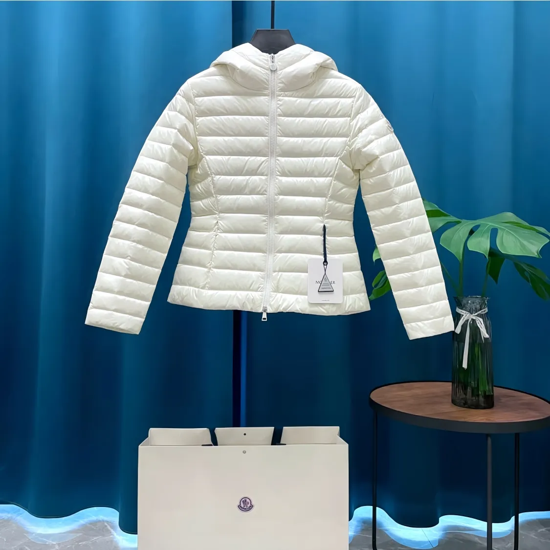 P700 Moncler➡️Lightweight hooded down jacket for women. This counter was sold out as soon as it was launched. It is not only warm, but also stylish, and the upper body effect is very good. This kind of warmth and cold protection also has the QIANG aura, it is amazing! All this will surely create a new generation of fashion!!! 90 Euro standard velvet filling! The true DING-level softness and warmth are unparalleled. The softness is the most intuitive feeling...a magical tool for keeping warm in winter! Style and temperature coexist! It’s classic and versatile, so it’s a must-have for keeping warm! Size: 1 size, 2 size, 3 size, 4 size