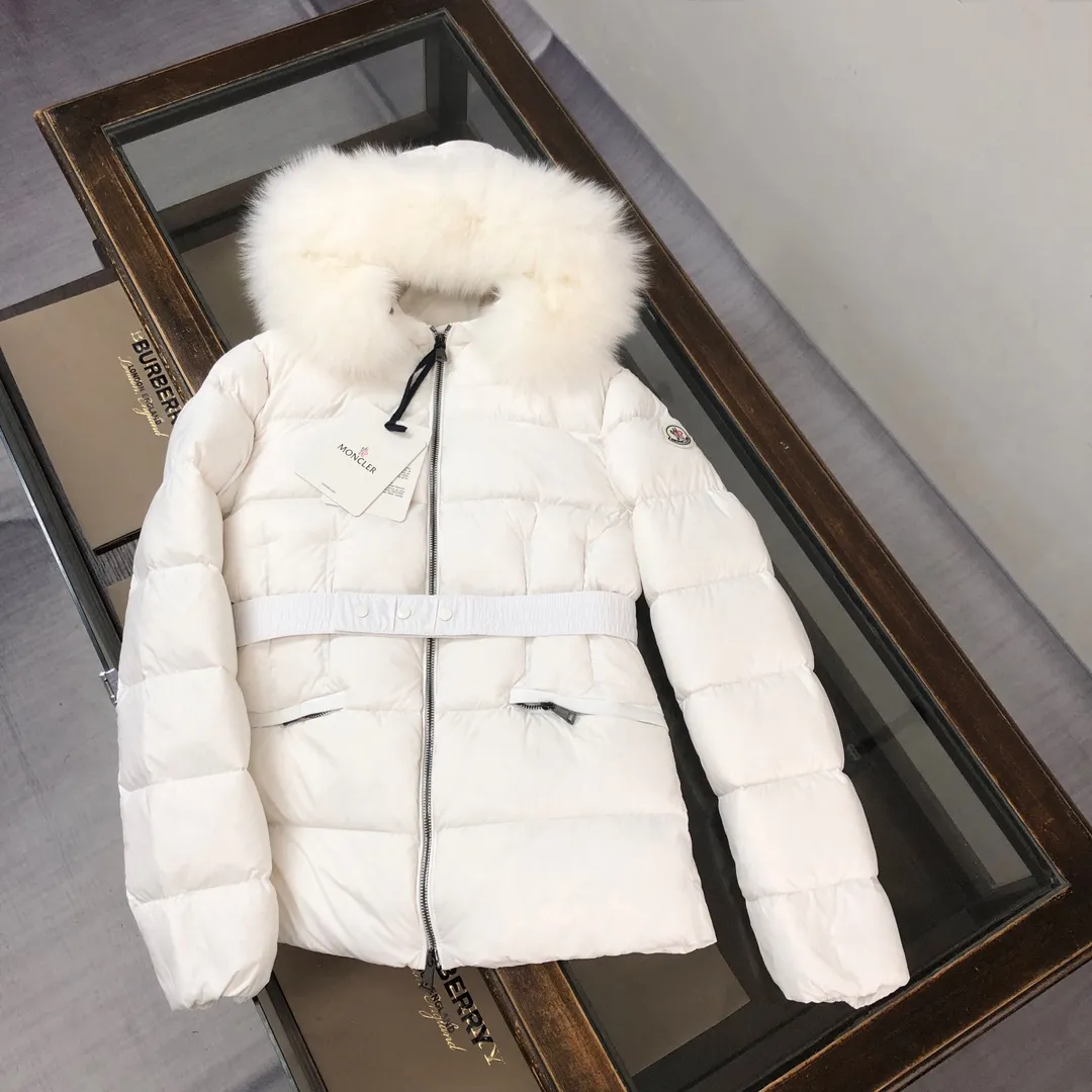 P980 🆕MONCLER Women's hooded short wool collared down jacket, the original version is made 1:1👍 There is an elastic waistband at the back, plus a color matching activity belt, the fabric is soft and comfortable, 90 velvet has good fill power, the slim cut upper body is light and neat, warm and not bloated✨👍 Color: black, white Size: 1234