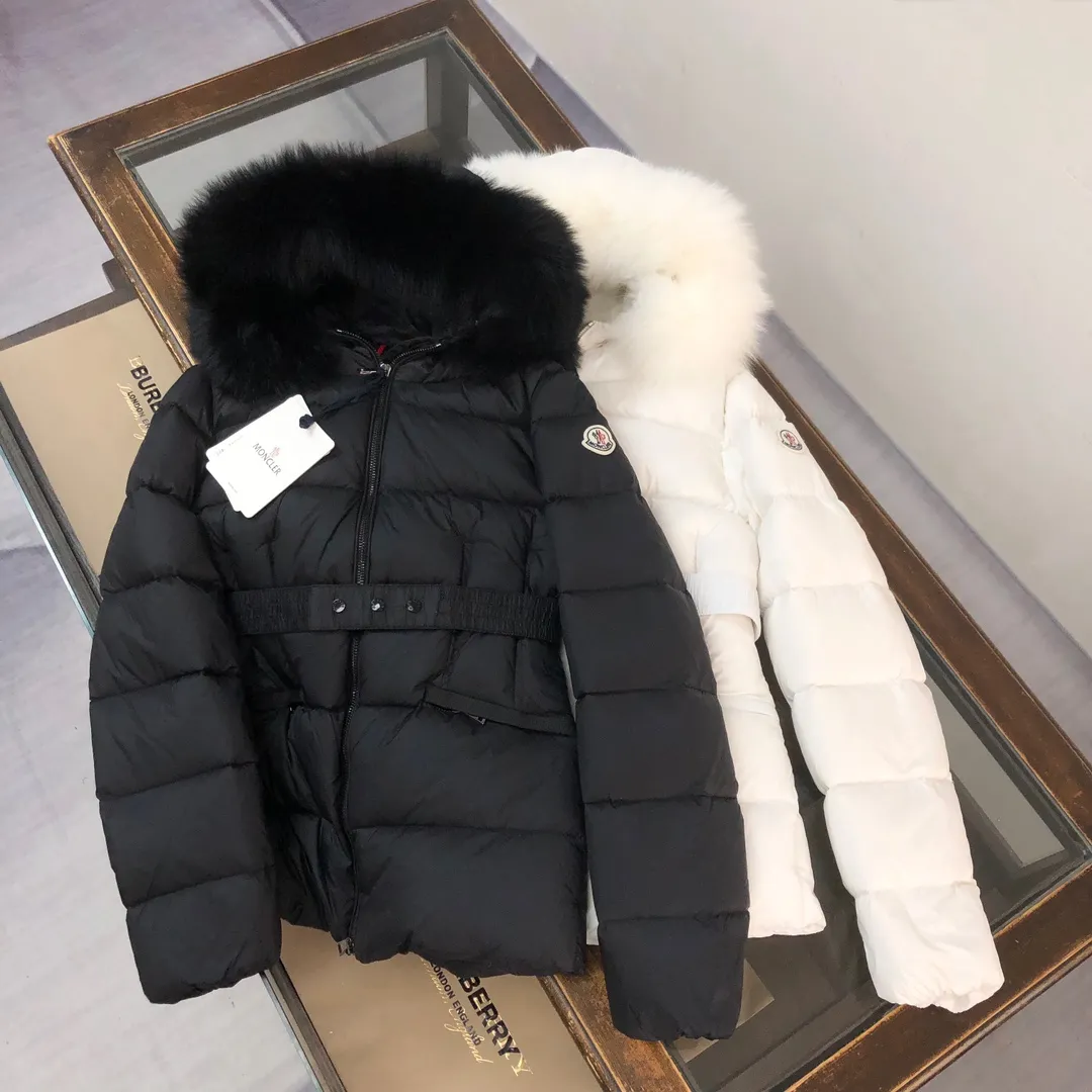 P980 🆕MONCLER Women's hooded short wool collared down jacket, the original version is made 1:1👍 There is an elastic waistband at the back, plus a color matching activity belt, the fabric is soft and comfortable, 90 velvet has good fill power, the slim cut upper body is light and neat, warm and not bloated✨👍 Color: black, white Size: 1234
