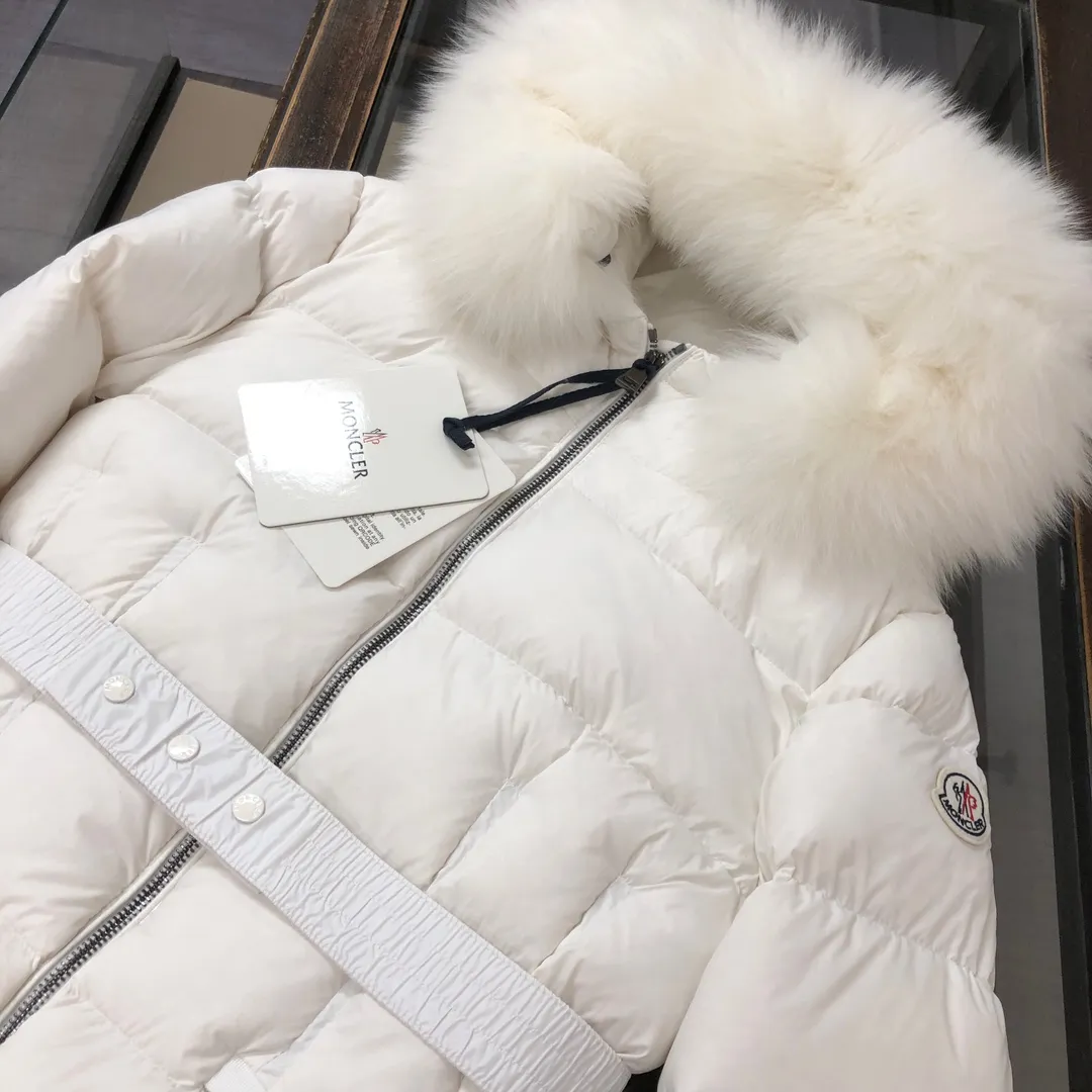 P980 🆕MONCLER Women's hooded short wool collared down jacket, the original version is made 1:1👍 There is an elastic waistband at the back, plus a color matching activity belt, the fabric is soft and comfortable, 90 velvet has good fill power, the slim cut upper body is light and neat, warm and not bloated✨👍 Color: black, white Size: 1234
