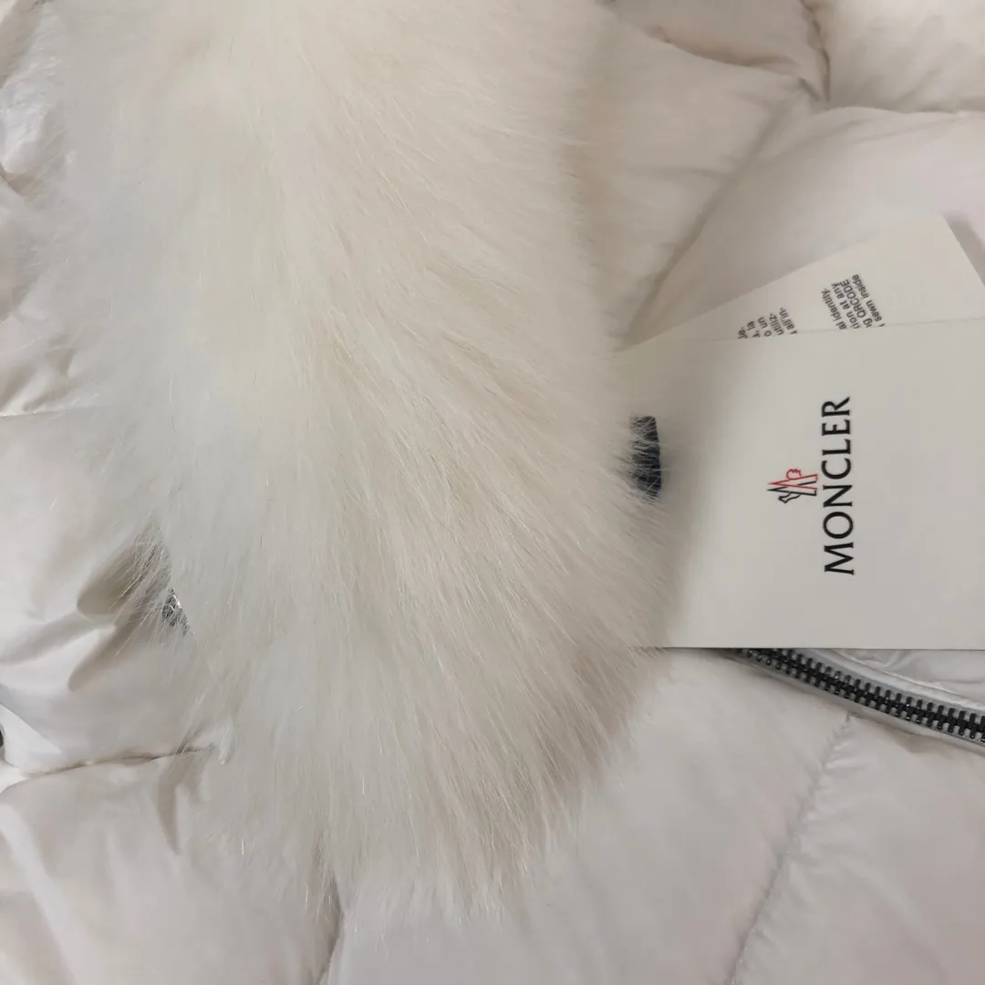 P980 🆕MONCLER Women's hooded short wool collared down jacket, the original version is made 1:1👍 There is an elastic waistband at the back, plus a color matching activity belt, the fabric is soft and comfortable, 90 velvet has good fill power, the slim cut upper body is light and neat, warm and not bloated✨👍 Color: black, white Size: 1234