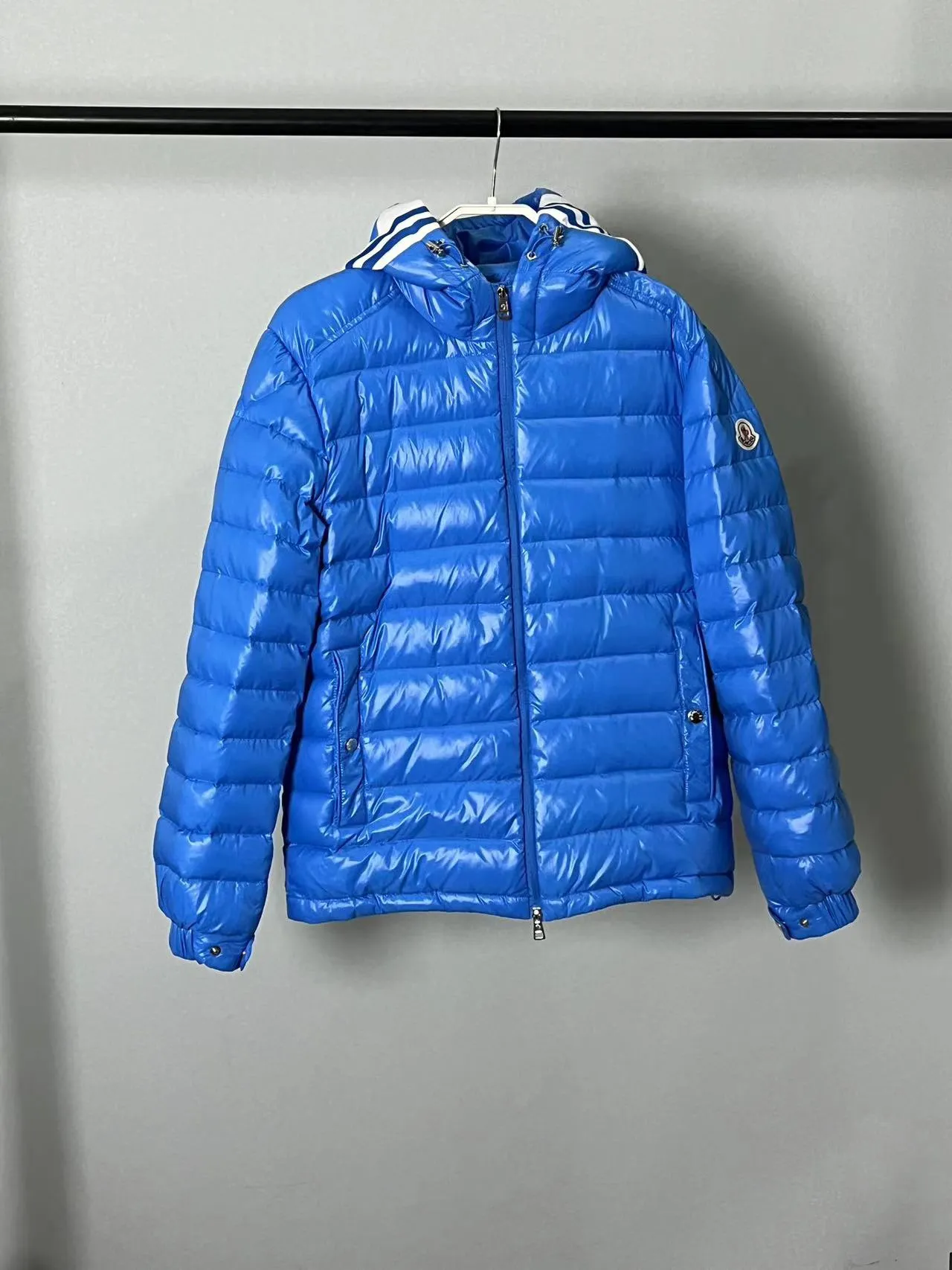 P800 ⬆️❤️🆕2️⃣0️⃣2️⃣4️⃣🆕Moncler Moncler 🆕Striped logo quilted hooded down jacket, simple and elegant, easy to wear Color: black white, sky blue Size: 12345