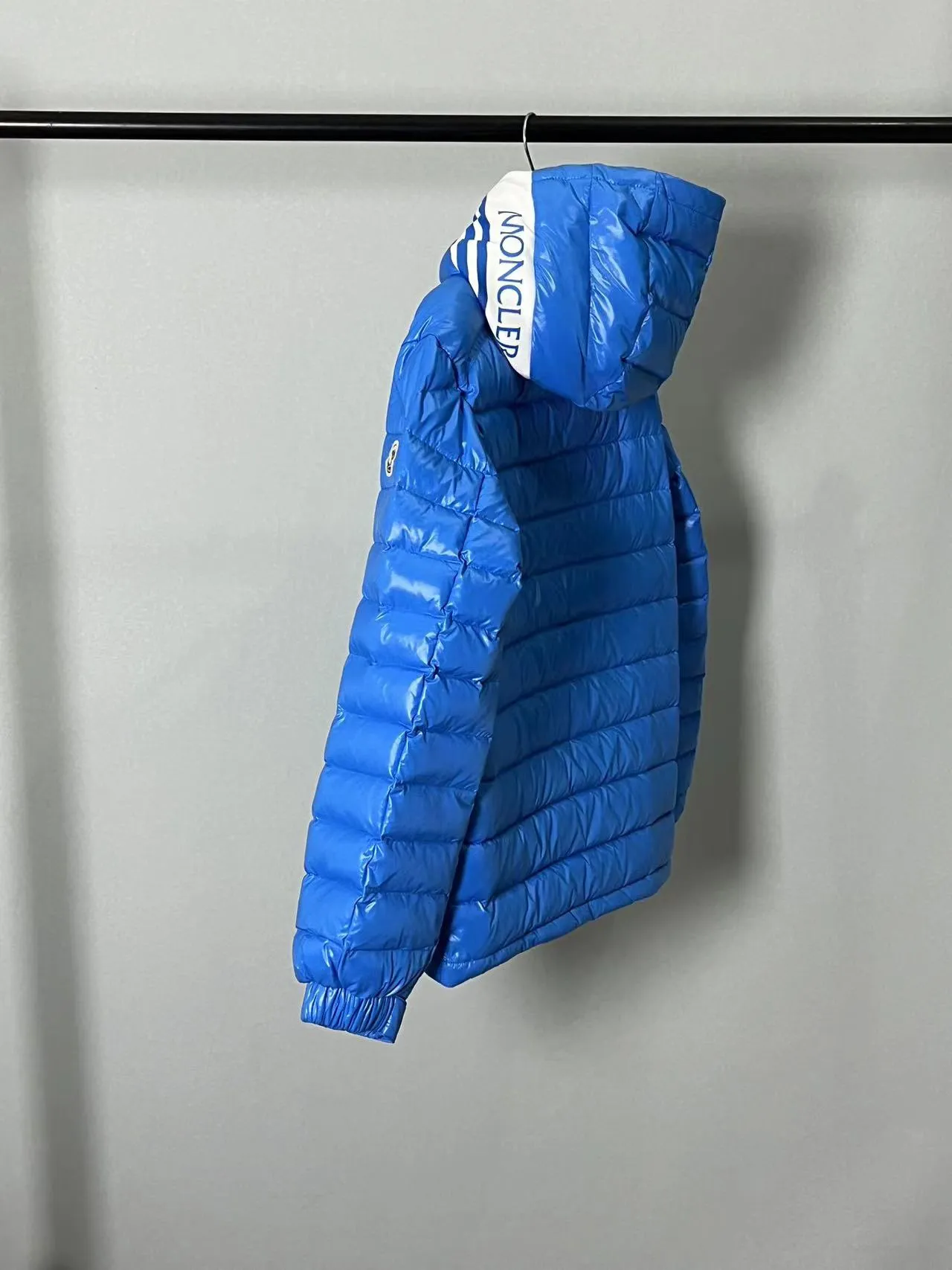 P800 ⬆️❤️🆕2️⃣0️⃣2️⃣4️⃣🆕Moncler Moncler 🆕Striped logo quilted hooded down jacket, simple and elegant, easy to wear Color: black white, sky blue Size: 12345
