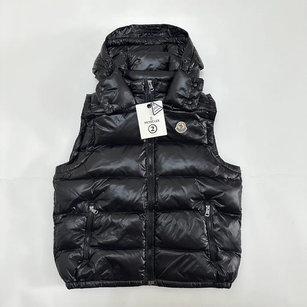 P400 Top real shot, differentiated currency] 𝗠𝗼𝗻𝗰𝗲𝗿/Mask Down Vest Model No. DJ77101 The Maya/Maya Down Vest Moncler Archives Collection has been waiting for a year. The maya down vest is made of iconic shiny lacquered nylon and is equipped with high-performance details to provide warmth and protection. This Moncler classic piece is equipped with a detachable hood to enhance the protective performance of the overall design. •NFC chip anti-counterfeiting •Made of lacquered nylon •Painted nylon •Filled with down •Detachable hood •Zipper closure •Outer pocket with zipper closure •Elastic drawstring at the hem The detachable hood gives this down vest more matching options. Toray glossy outer material is provided by customers. 15D nylon fabric/lining is of the highest standard. The fabric feels smooth and has a very textured feel. The entire down jacket has four layers of fabric in total, and the two inner layers are made of the best 400D liner cloth and woolen! It is filled with imported European standard 90% white duck down, with high fluffiness, high gram weight and down content. The feel is excellent in all aspects. You can hardly feel the hair stalks, and you don’t have to worry about the velvet problem. It can effectively lock in and collect heat. You can feel its plump state by looking at the real photos. It is quite light on the upper body and does not feel bloated at all. Double zipper pockets on both sides, No. 5 resin zipper closure method; soft and not stuck; there is no problem in putting a mobile phone card holder! The resin zipper blocks the wind; it blocks the cold wind in the cold winter! Original durable accessories and hardware ~ all made to order! It shows the aura of big brands everywhere, highlights the high-end style and quality, is simple and elegant, and looks good no matter how you wear it. Mengkou has been focusing on production for 8 years. The perfect combination of every link ensures the smoothness of each piece of clothing. It is the Rolls-Royce of down jackets~ Color: Black Size: 1-2-3-4-5