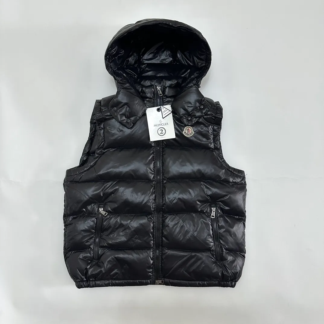 P400 Top real shot, differentiated currency] 𝗠𝗼𝗻𝗰𝗲𝗿/Mask Down Vest Model No. DJ77101 The Maya/Maya Down Vest Moncler Archives Collection has been waiting for a year. The maya down vest is made of iconic shiny lacquered nylon and is equipped with high-performance details to provide warmth and protection. This Moncler classic piece is equipped with a detachable hood to enhance the protective performance of the overall design. •NFC chip anti-counterfeiting •Made of lacquered nylon •Painted nylon •Filled with down •Detachable hood •Zipper closure •Outer pocket with zipper closure •Elastic drawstring at the hem The detachable hood gives this down vest more matching options. Toray glossy outer material is provided by customers. 15D nylon fabric/lining is of the highest standard. The fabric feels smooth and has a very textured feel. The entire down jacket has four layers of fabric in total, and the two inner layers are made of the best 400D liner cloth and woolen! It is filled with imported European standard 90% white duck down, with high fluffiness, high gram weight and down content. The feel is excellent in all aspects. You can hardly feel the hair stalks, and you don’t have to worry about the velvet problem. It can effectively lock in and collect heat. You can feel its plump state by looking at the real photos. It is quite light on the upper body and does not feel bloated at all. Double zipper pockets on both sides, No. 5 resin zipper closure method; soft and not stuck; there is no problem in putting a mobile phone card holder! The resin zipper blocks the wind; it blocks the cold wind in the cold winter! Original durable accessories and hardware ~ all made to order! It shows the aura of big brands everywhere, highlights the high-end style and quality, is simple and elegant, and looks good no matter how you wear it. Mengkou has been focusing on production for 8 years. The perfect combination of every link ensures the smoothness of each piece of clothing. It is the Rolls-Royce of down jackets~ Color: Black Size: 1-2-3-4-5