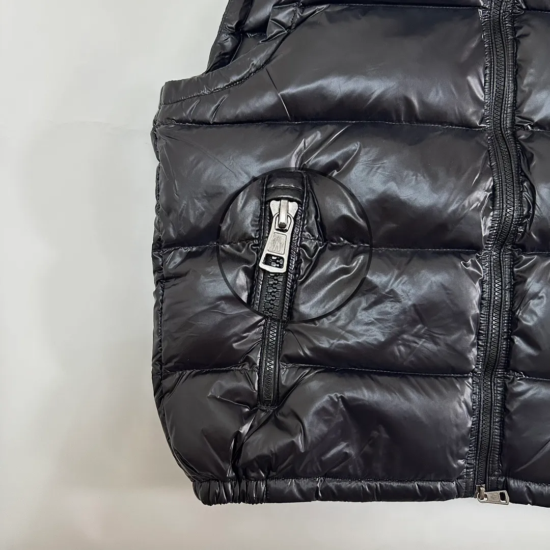 P400 Top real shot, differentiated currency] 𝗠𝗼𝗻𝗰𝗲𝗿/Mask Down Vest Model No. DJ77101 The Maya/Maya Down Vest Moncler Archives Collection has been waiting for a year. The maya down vest is made of iconic shiny lacquered nylon and is equipped with high-performance details to provide warmth and protection. This Moncler classic piece is equipped with a detachable hood to enhance the protective performance of the overall design. •NFC chip anti-counterfeiting •Made of lacquered nylon •Painted nylon •Filled with down •Detachable hood •Zipper closure •Outer pocket with zipper closure •Elastic drawstring at the hem The detachable hood gives this down vest more matching options. Toray glossy outer material is provided by customers. 15D nylon fabric/lining is of the highest standard. The fabric feels smooth and has a very textured feel. The entire down jacket has four layers of fabric in total, and the two inner layers are made of the best 400D liner cloth and woolen! It is filled with imported European standard 90% white duck down, with high fluffiness, high gram weight and down content. The feel is excellent in all aspects. You can hardly feel the hair stalks, and you don’t have to worry about the velvet problem. It can effectively lock in and collect heat. You can feel its plump state by looking at the real photos. It is quite light on the upper body and does not feel bloated at all. Double zipper pockets on both sides, No. 5 resin zipper closure method; soft and not stuck; there is no problem in putting a mobile phone card holder! The resin zipper blocks the wind; it blocks the cold wind in the cold winter! Original durable accessories and hardware ~ all made to order! It shows the aura of big brands everywhere, highlights the high-end style and quality, is simple and elegant, and looks good no matter how you wear it. Mengkou has been focusing on production for 8 years. The perfect combination of every link ensures the smoothness of each piece of clothing. It is the Rolls-Royce of down jackets~ Color: Black Size: 1-2-3-4-5