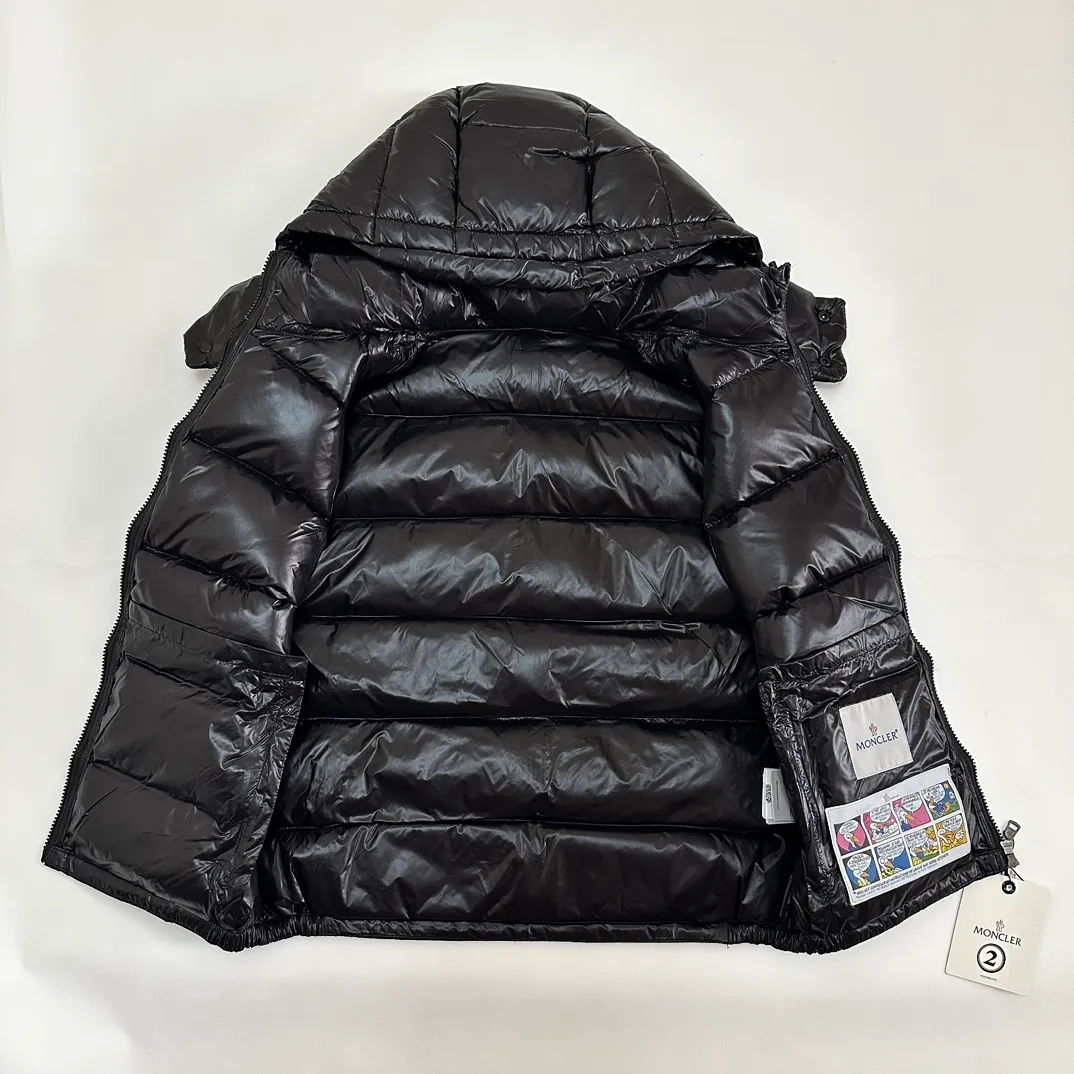 P400 Top real shot, differentiated currency] 𝗠𝗼𝗻𝗰𝗲𝗿/Mask Down Vest Model No. DJ77101 The Maya/Maya Down Vest Moncler Archives Collection has been waiting for a year. The maya down vest is made of iconic shiny lacquered nylon and is equipped with high-performance details to provide warmth and protection. This Moncler classic piece is equipped with a detachable hood to enhance the protective performance of the overall design. •NFC chip anti-counterfeiting •Made of lacquered nylon •Painted nylon •Filled with down •Detachable hood •Zipper closure •Outer pocket with zipper closure •Elastic drawstring at the hem The detachable hood gives this down vest more matching options. Toray glossy outer material is provided by customers. 15D nylon fabric/lining is of the highest standard. The fabric feels smooth and has a very textured feel. The entire down jacket has four layers of fabric in total, and the two inner layers are made of the best 400D liner cloth and woolen! It is filled with imported European standard 90% white duck down, with high fluffiness, high gram weight and down content. The feel is excellent in all aspects. You can hardly feel the hair stalks, and you don’t have to worry about the velvet problem. It can effectively lock in and collect heat. You can feel its plump state by looking at the real photos. It is quite light on the upper body and does not feel bloated at all. Double zipper pockets on both sides, No. 5 resin zipper closure method; soft and not stuck; there is no problem in putting a mobile phone card holder! The resin zipper blocks the wind; it blocks the cold wind in the cold winter! Original durable accessories and hardware ~ all made to order! It shows the aura of big brands everywhere, highlights the high-end style and quality, is simple and elegant, and looks good no matter how you wear it. Mengkou has been focusing on production for 8 years. The perfect combination of every link ensures the smoothness of each piece of clothing. It is the Rolls-Royce of down jackets~ Color: Black Size: 1-2-3-4-5