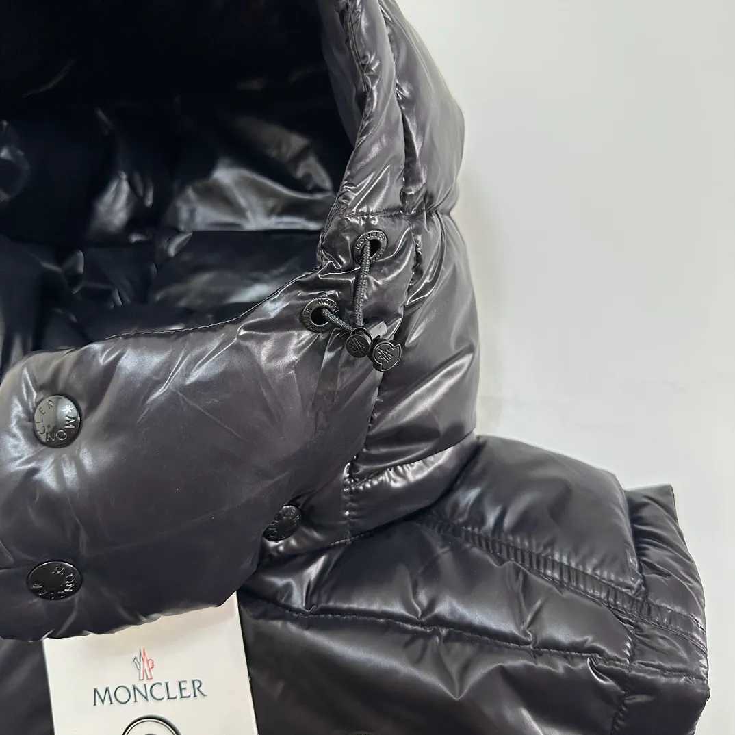 P400 Top real shot, differentiated currency] 𝗠𝗼𝗻𝗰𝗲𝗿/Mask Down Vest Model No. DJ77101 The Maya/Maya Down Vest Moncler Archives Collection has been waiting for a year. The maya down vest is made of iconic shiny lacquered nylon and is equipped with high-performance details to provide warmth and protection. This Moncler classic piece is equipped with a detachable hood to enhance the protective performance of the overall design. •NFC chip anti-counterfeiting •Made of lacquered nylon •Painted nylon •Filled with down •Detachable hood •Zipper closure •Outer pocket with zipper closure •Elastic drawstring at the hem The detachable hood gives this down vest more matching options. Toray glossy outer material is provided by customers. 15D nylon fabric/lining is of the highest standard. The fabric feels smooth and has a very textured feel. The entire down jacket has four layers of fabric in total, and the two inner layers are made of the best 400D liner cloth and woolen! It is filled with imported European standard 90% white duck down, with high fluffiness, high gram weight and down content. The feel is excellent in all aspects. You can hardly feel the hair stalks, and you don’t have to worry about the velvet problem. It can effectively lock in and collect heat. You can feel its plump state by looking at the real photos. It is quite light on the upper body and does not feel bloated at all. Double zipper pockets on both sides, No. 5 resin zipper closure method; soft and not stuck; there is no problem in putting a mobile phone card holder! The resin zipper blocks the wind; it blocks the cold wind in the cold winter! Original durable accessories and hardware ~ all made to order! It shows the aura of big brands everywhere, highlights the high-end style and quality, is simple and elegant, and looks good no matter how you wear it. Mengkou has been focusing on production for 8 years. The perfect combination of every link ensures the smoothness of each piece of clothing. It is the Rolls-Royce of down jackets~ Color: Black Size: 1-2-3-4-5