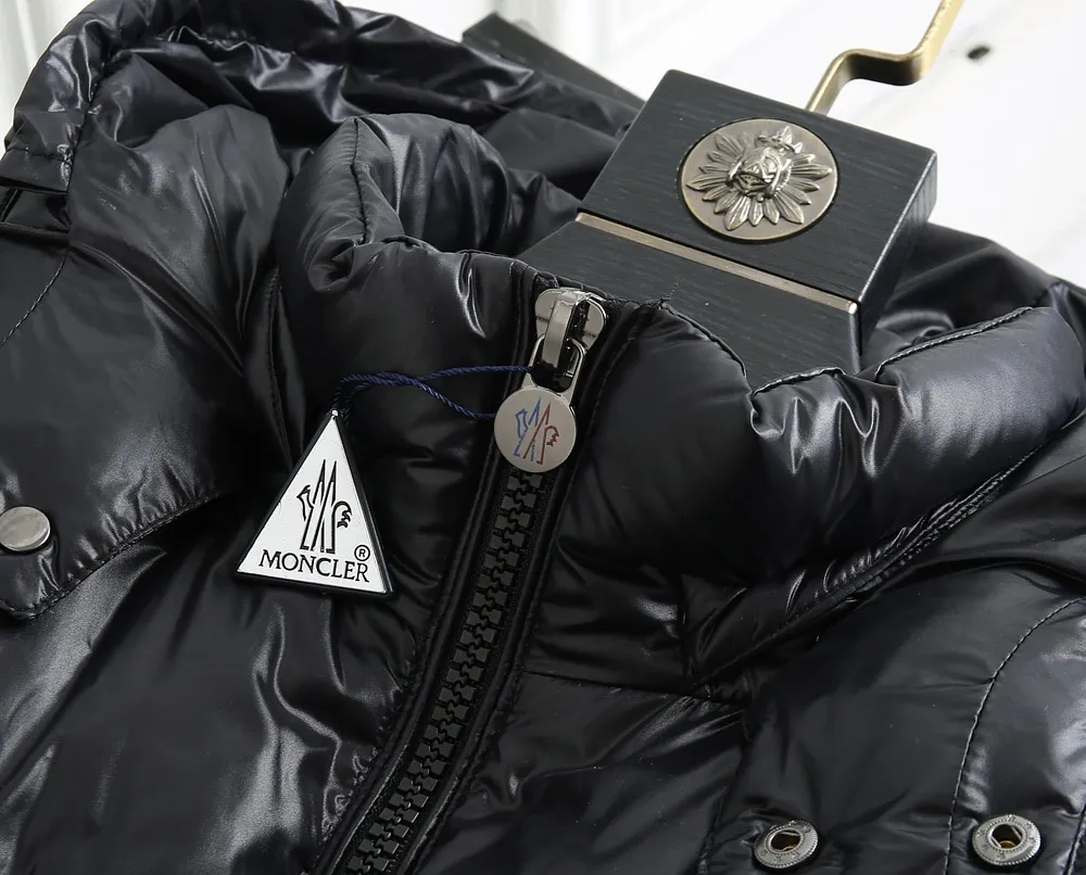 P720. 💎Highest quality💎 New Mayan style muzzle down jacket, versatile and evergreen, the same style as Eason Chan, Moncler, a famous brand of outdoor sports equipment in France, the original hot-selling down jacket, the same style as celebrities, national standard 90 white duck down, extra large filling, super warm, lining is anti-drilling velvet and lint-proof, detachable hood, ultra-light and feels super good, comfortable to wear, authentic craftsmanship details are in place The upper body effect is super good, black with gray lining is a classic and versatile style, a must-have item for everyone! Color: black Code number: 1 2 3 4 5 6