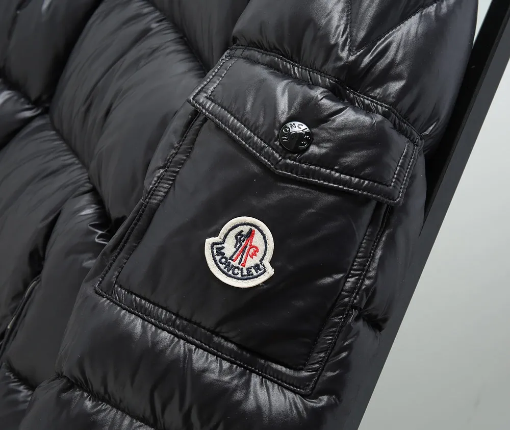 P720. 💎Highest quality💎 New Mayan style muzzle down jacket, versatile and evergreen, the same style as Eason Chan, Moncler, a famous brand of outdoor sports equipment in France, the original hot-selling down jacket, the same style as celebrities, national standard 90 white duck down, extra large filling, super warm, lining is anti-drilling velvet and lint-proof, detachable hood, ultra-light and feels super good, comfortable to wear, authentic craftsmanship details are in place The upper body effect is super good, black with gray lining is a classic and versatile style, a must-have item for everyone! Color: black Code number: 1 2 3 4 5 6