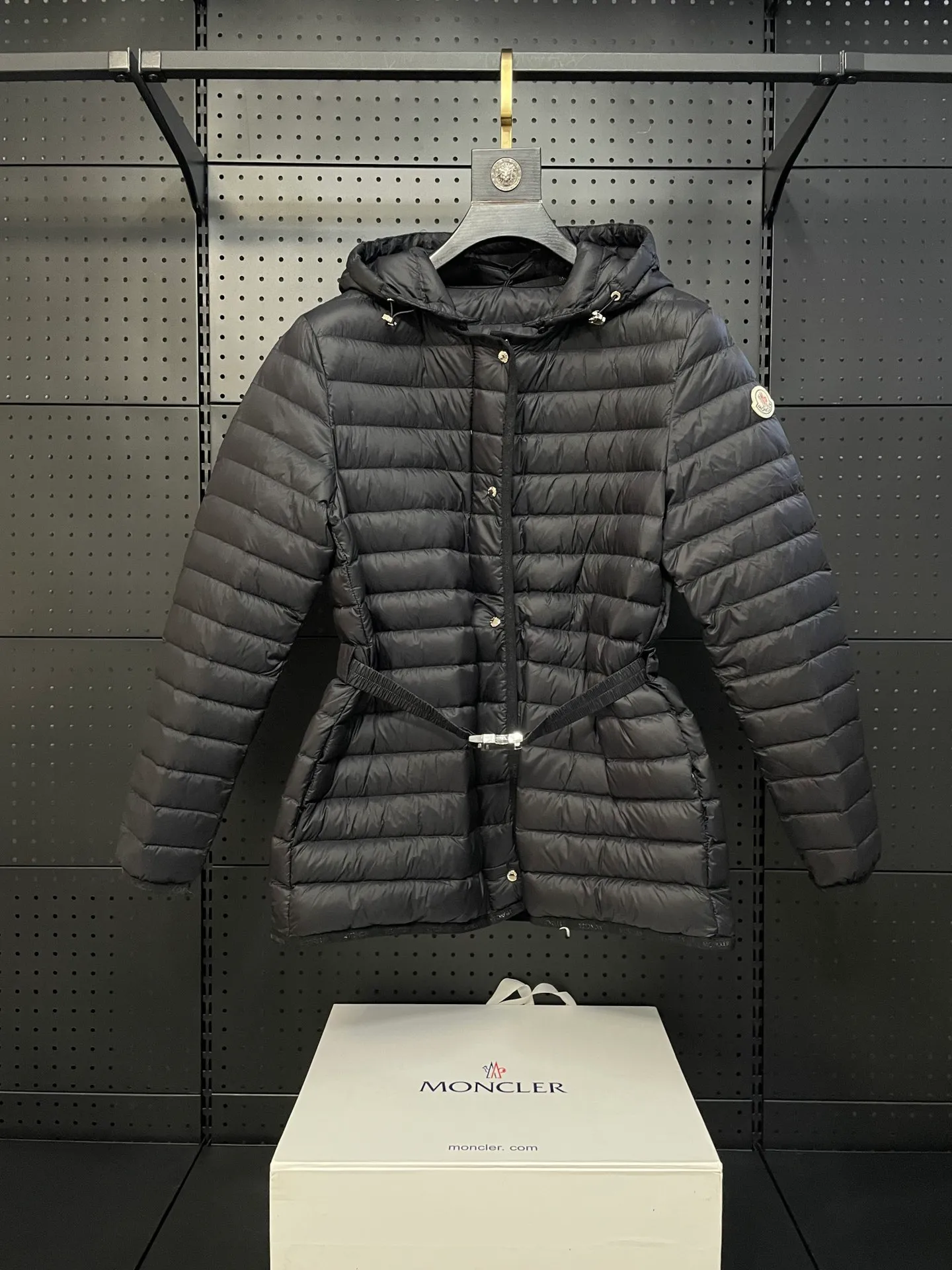 P720 2024 season new arrival 23Moncler OREDON women's mid-length slim belted goose down jacket. ✨Complete three standards, synchronized with counters ✨90 goose down filling ✨Slim-fitting design of the belt, not picky Sizes 0-3