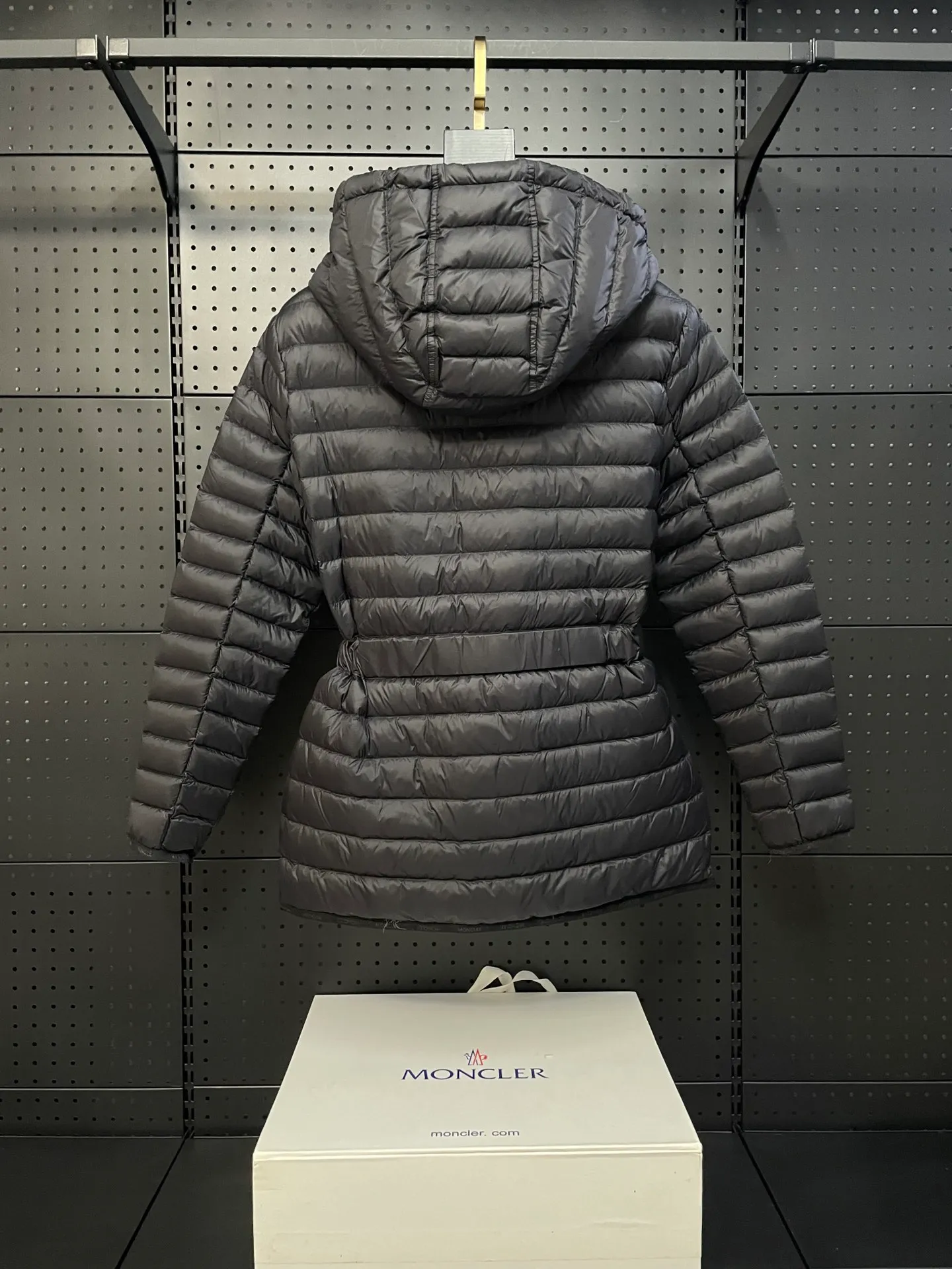 P720 2024 season new arrival 23Moncler OREDON women's mid-length slim belted goose down jacket. ✨Complete three standards, synchronized with counters ✨90 goose down filling ✨Slim-fitting design of the belt, not picky Sizes 0-3