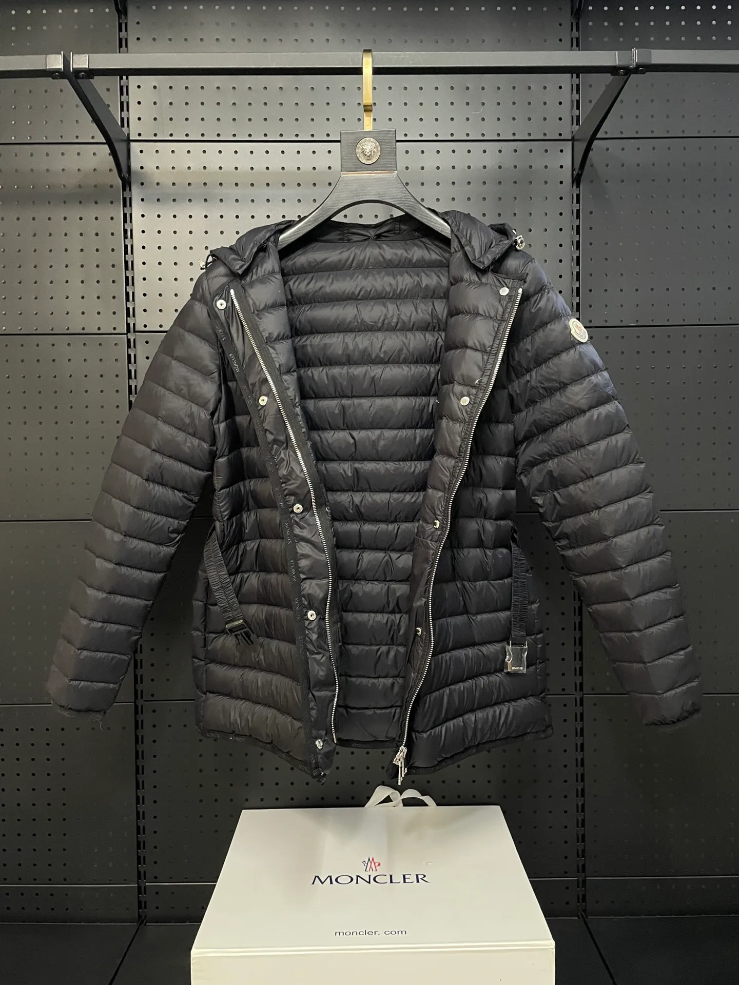 P720 2024 season new arrival 23Moncler OREDON women's mid-length slim belted goose down jacket. ✨Complete three standards, synchronized with counters ✨90 goose down filling ✨Slim-fitting design of the belt, not picky Sizes 0-3