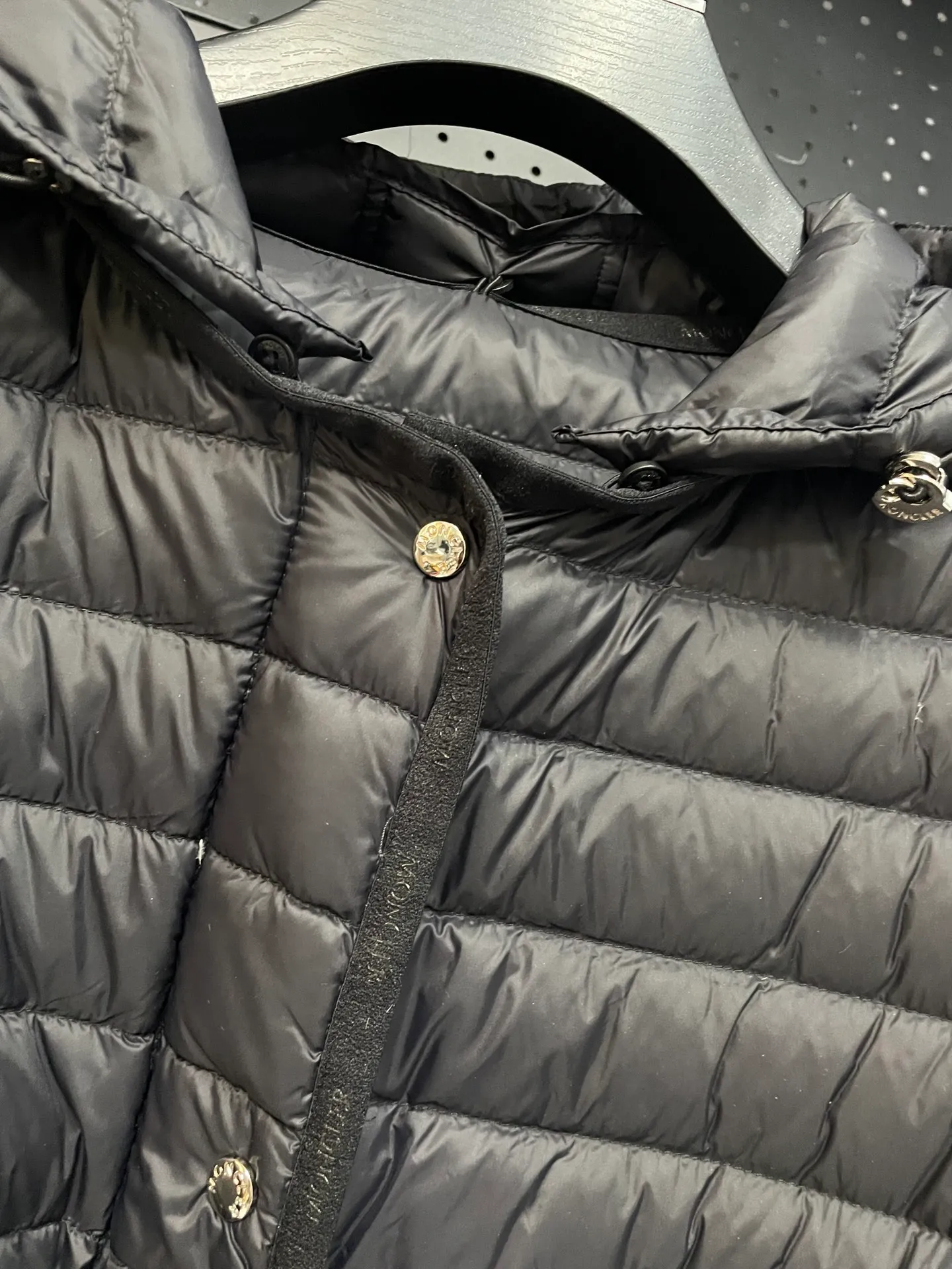 P720 2024 season new arrival 23Moncler OREDON women's mid-length slim belted goose down jacket. ✨Complete three standards, synchronized with counters ✨90 goose down filling ✨Slim-fitting design of the belt, not picky Sizes 0-3