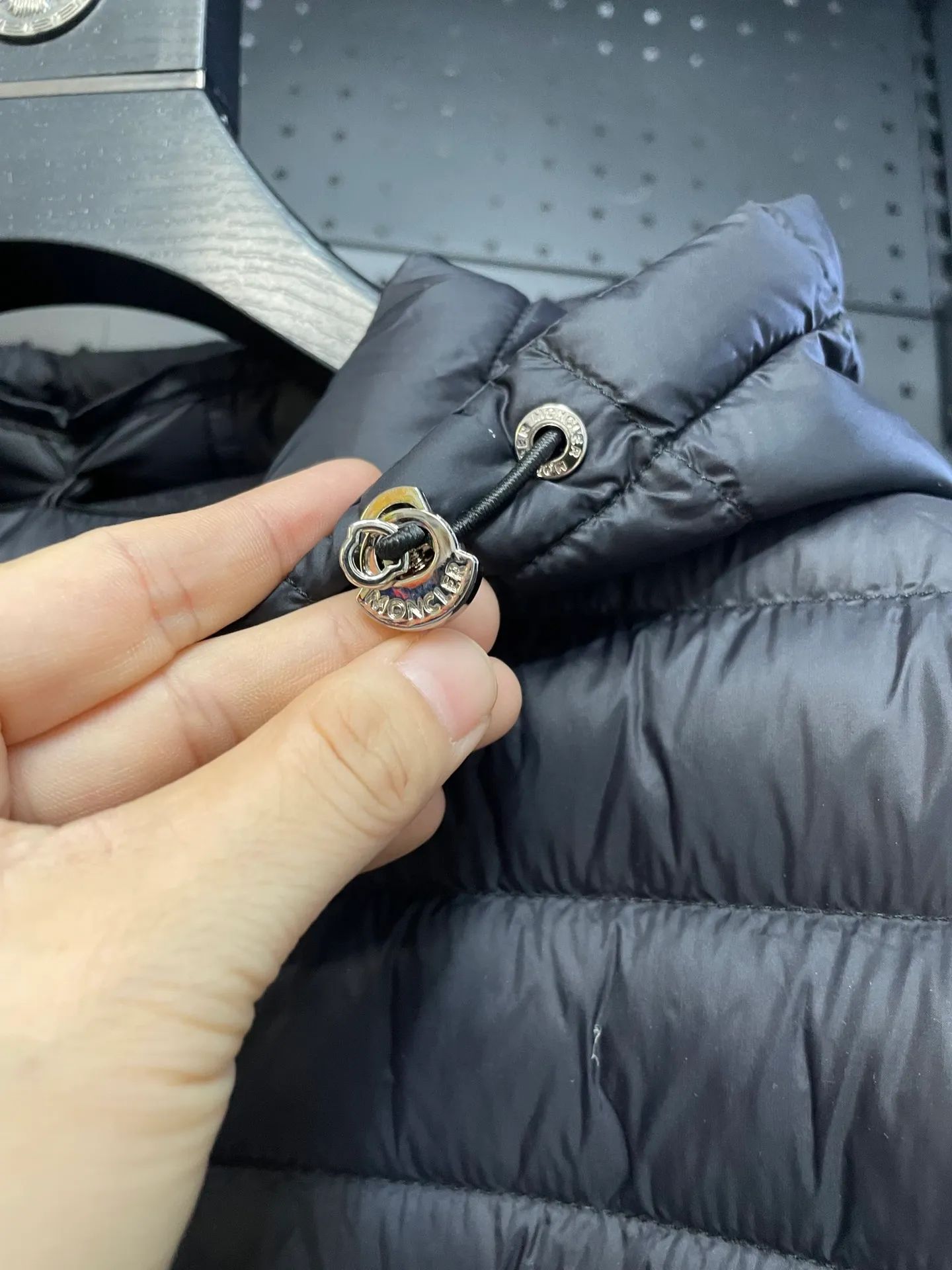 P720 2024 season new arrival 23Moncler OREDON women's mid-length slim belted goose down jacket. ✨Complete three standards, synchronized with counters ✨90 goose down filling ✨Slim-fitting design of the belt, not picky Sizes 0-3