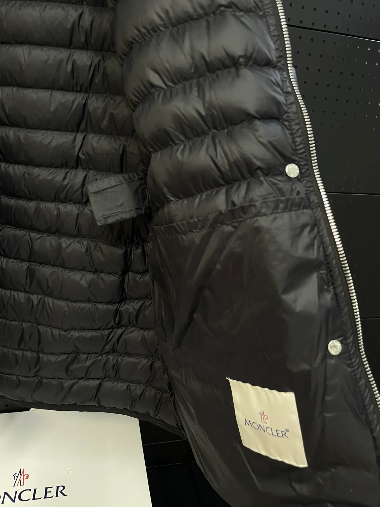 P720 2024 season new arrival 23Moncler OREDON women's mid-length slim belted goose down jacket. ✨Complete three standards, synchronized with counters ✨90 goose down filling ✨Slim-fitting design of the belt, not picky Sizes 0-3