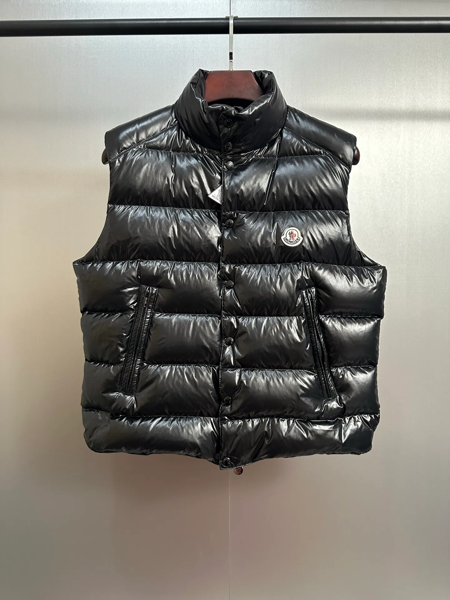 P680 💰Moncler/moncler/muzzle/down jacket/thick vest/classic Tibb down vest 2021 new national standard 95 plain white duck down has passed the inspection (reprint and change to 90). Very little feather bone. Silk. Cut it to pieces. Customized nylon calendered fabric (nylon). High-tech precision wiring. Every line is straight. Original No. 10 front chest chain. Original hardware buttons with logo, dual-chip sensor: washable mark/cashmere label, contains 400 double-layer coated gallbladder anti-velvet sleeves, pure cashmere original customization, top-quality embroidery, real cashmere, cashmere label closest to the genuine product (rejecting fake cashmere/anti-cashmere at first glance) Color: black Size: 1-5 yards (80-180 pounds)